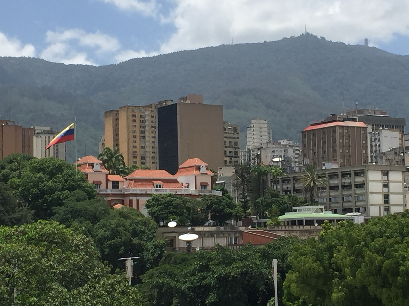 El Palacio de Miraflores, sede de la presidencia de Venezuela, visto desde El Calvario, en Caracas (imagen de archivo de 2015).