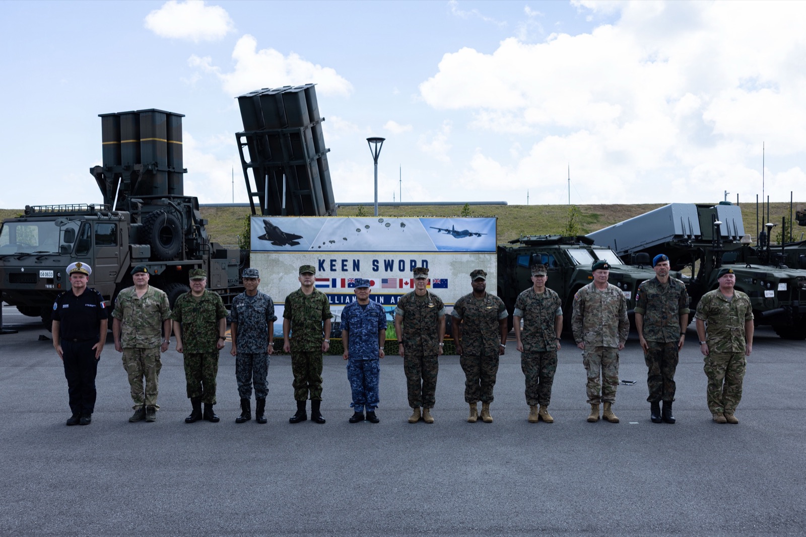 Militares de Estados Unidos, Japón y países aliados en la ceremonia de apertura de Keen Sword 27, en Ishigaki, el 19 de octubre de 2026.