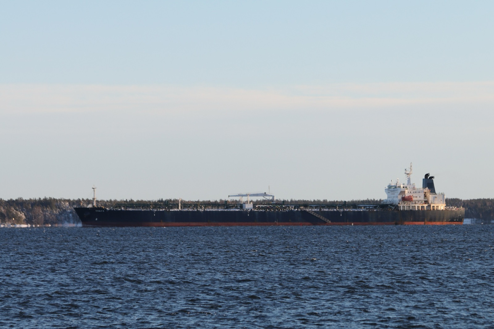El Eagle S, petrolero señalado como parte de la flota fantasma rusa, frente a Finlandia en enero de 2025 (foto de archivo; no forma parte del plan).