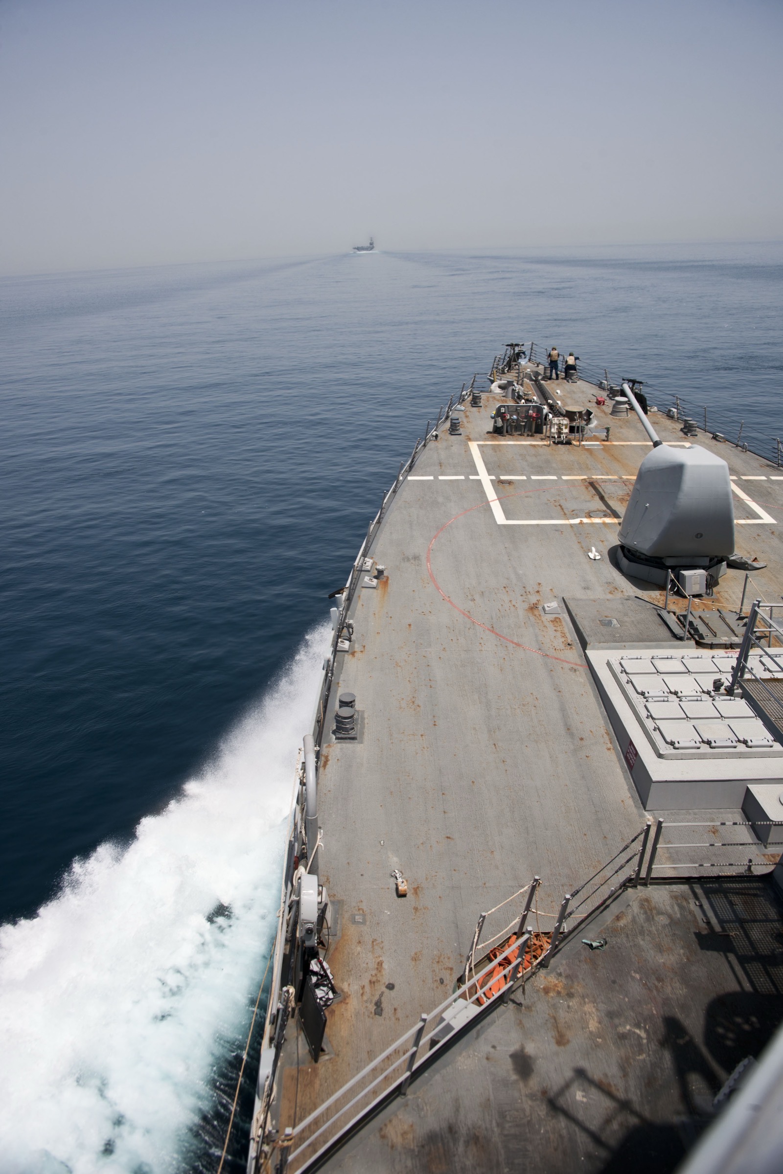 El destructor USS Porter cruza el estrecho de Ormuz durante una misión de seguridad marítima (foto de archivo, 2012).