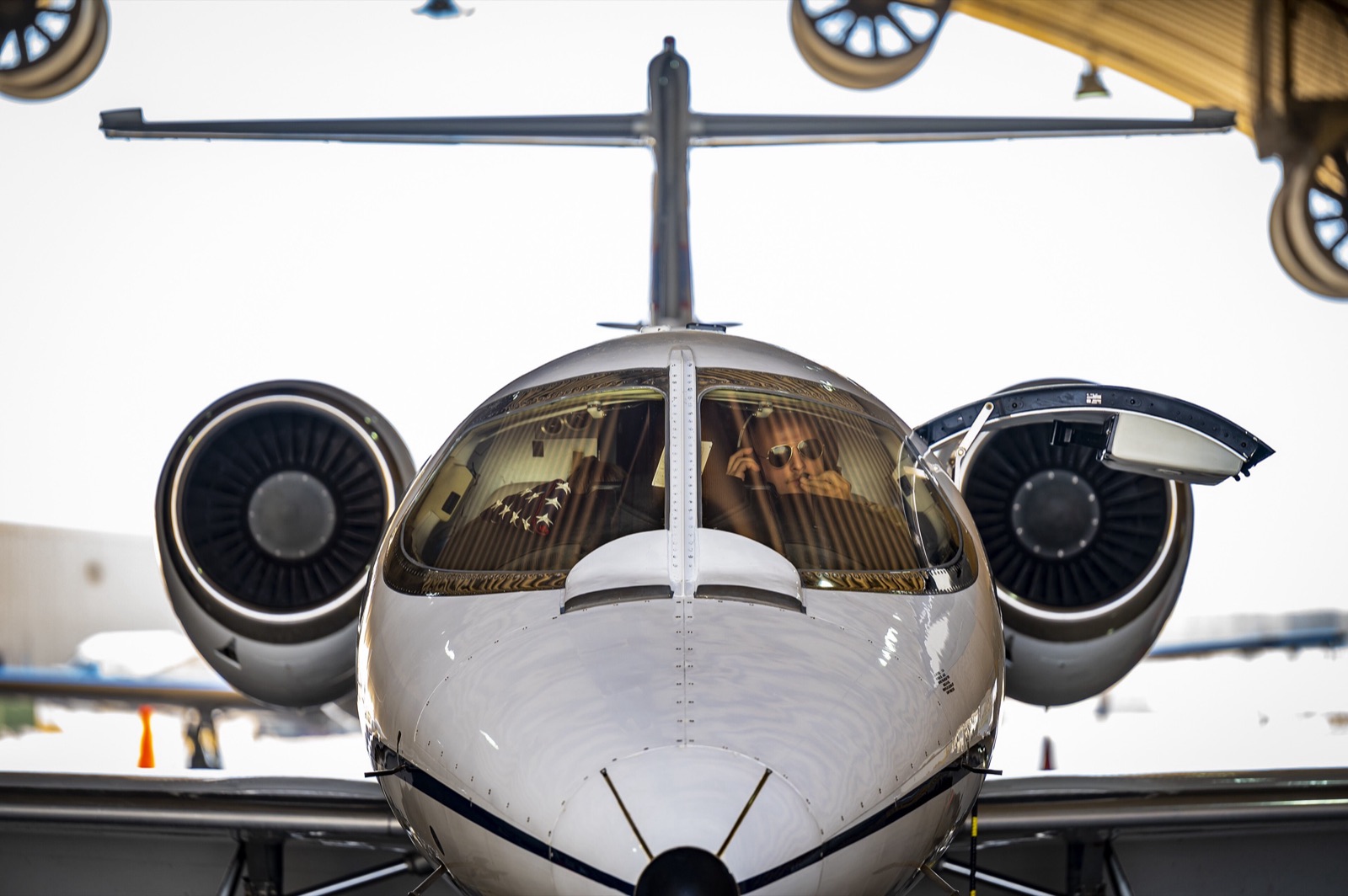 Un avión C-21A de la Fuerza Aérea de Estados Unidos en la base de Al Udeid, en Catar, la mayor instalación militar estadounidense en Oriente Medio (junio de 2023).