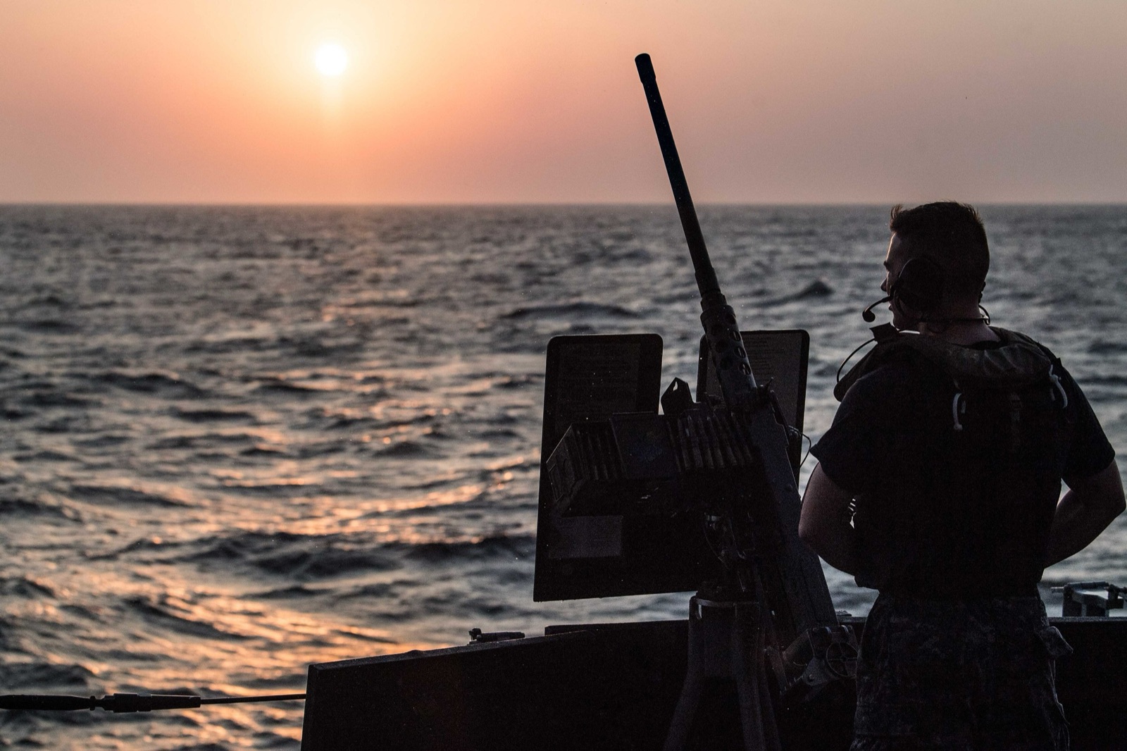 Un marinero estadounidense vigila desde un destructor el estrecho de Bab el Mandeb, entre Yibuti y Yemen, la puerta sur del mar Rojo.