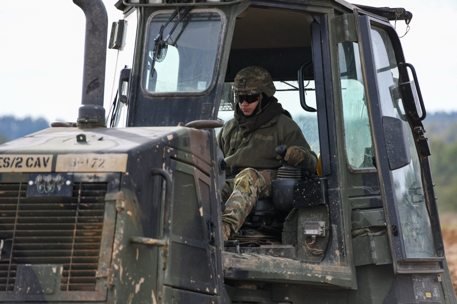 Un soldado del Ejército de EE. UU. maneja un bulldozer D6 durante un entrenamiento de excavación en Grafenwoehr, Alemania, en 2023.