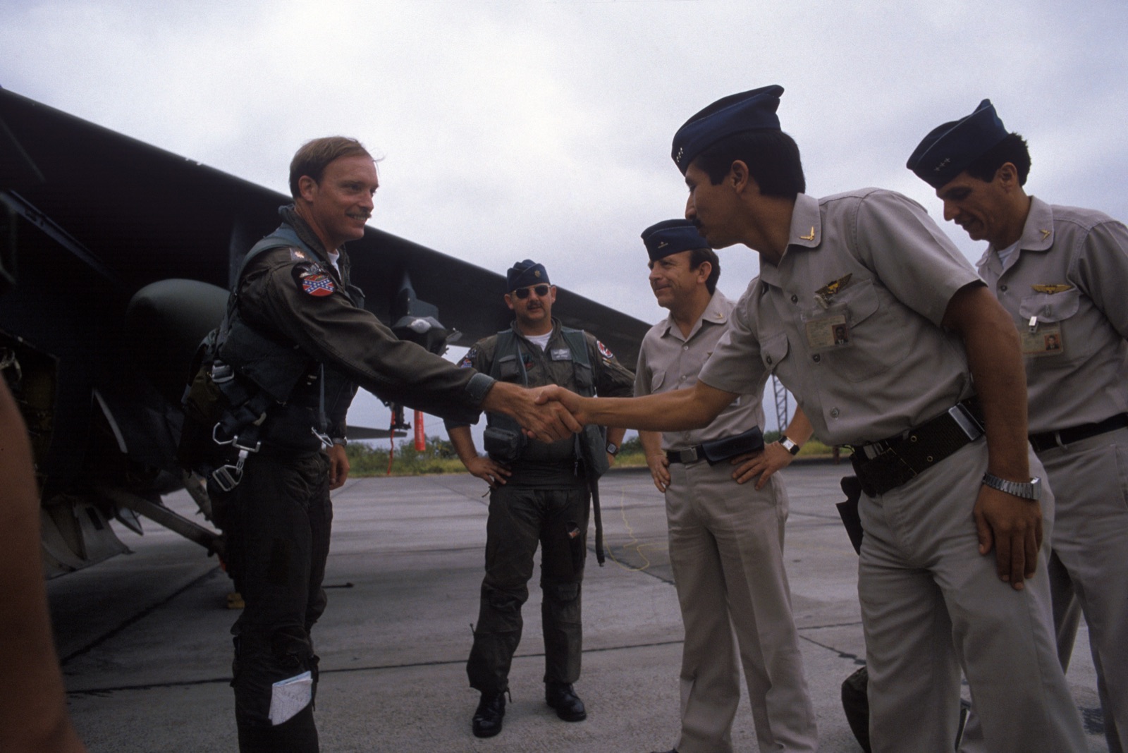 Un piloto de la Guardia Nacional de EE. UU. saluda a pilotos ecuatorianos en la base de Taura durante el ejercicio conjunto Blue Horizon, en 1985.