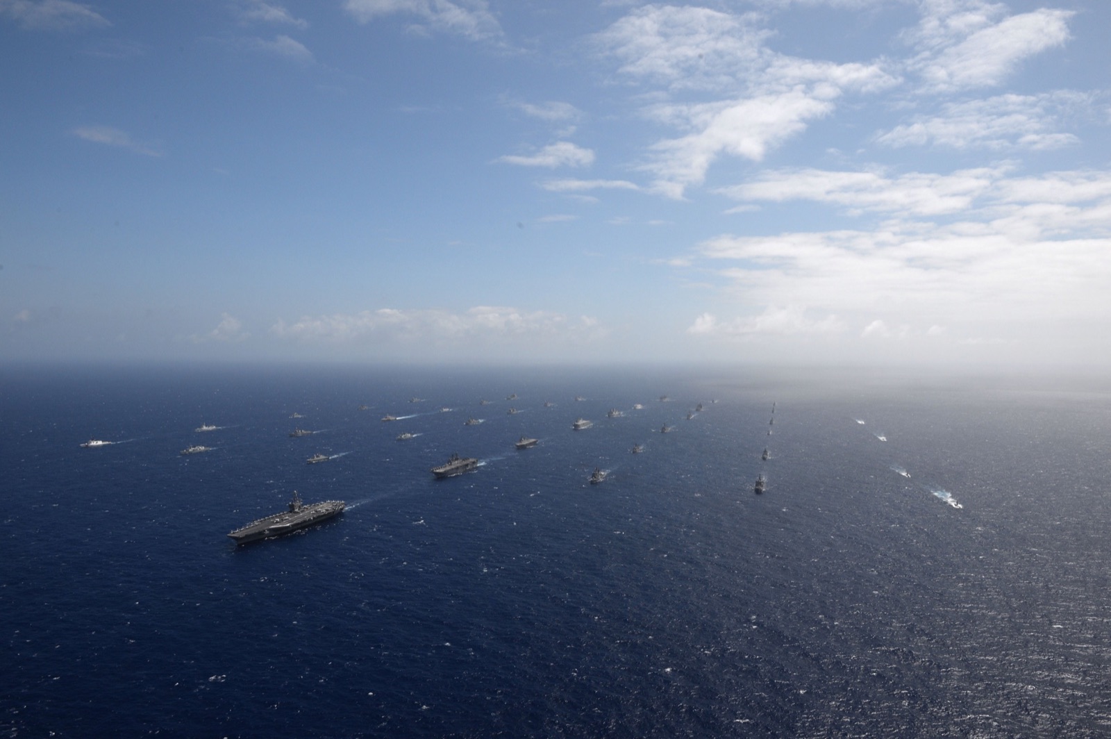 Cuarenta barcos y submarinos de varios países navegan en formación durante el ejercicio naval RIMPAC 2016, en el océano Pacífico.