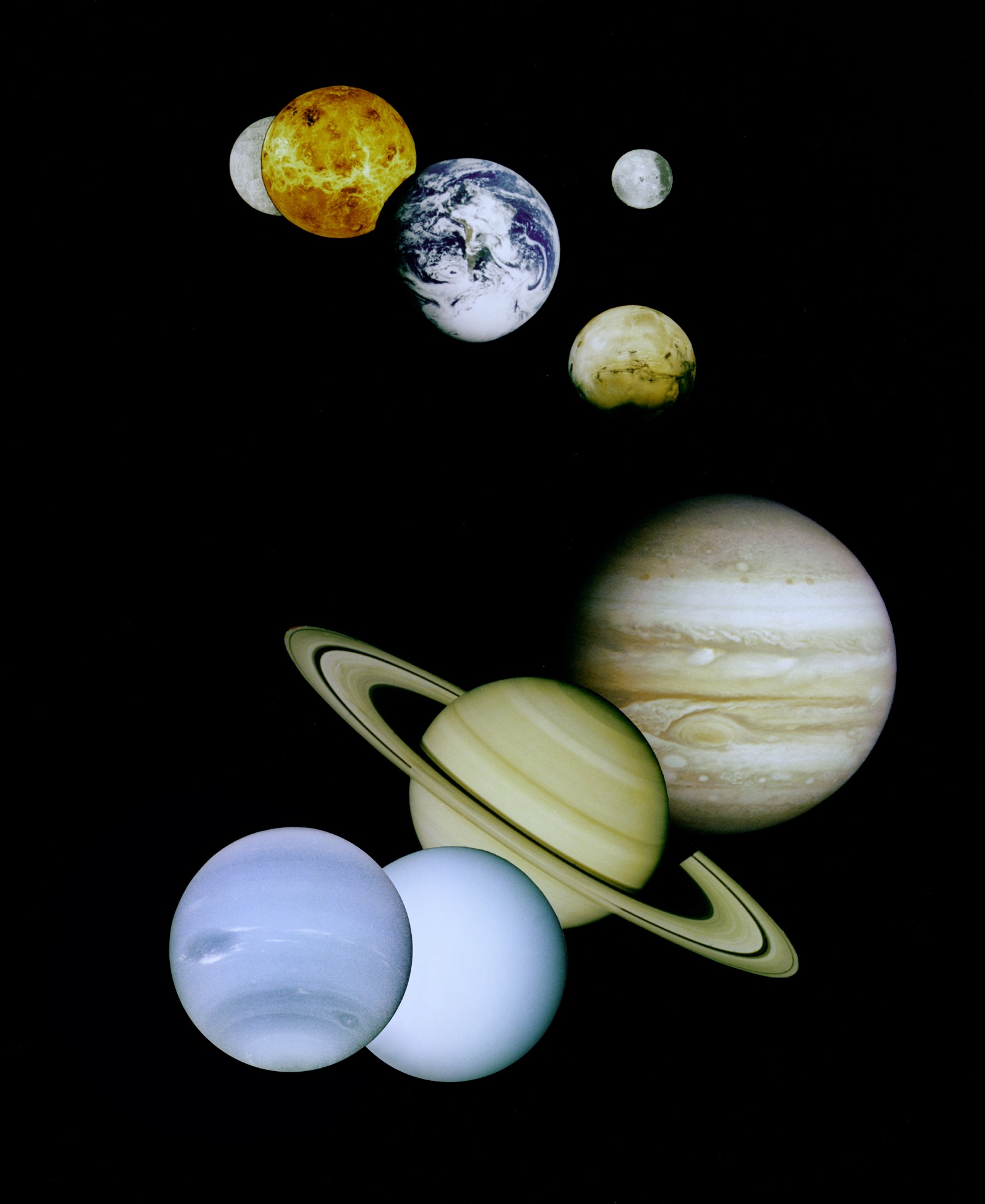 Montaje de la NASA con imágenes reales de los planetas tomadas por sondas espaciales: de arriba abajo, Mercurio, Venus, la Tierra con la Luna, Marte, Júpiter, Saturno, Urano y Neptuno. Los tamaños no están a escala.