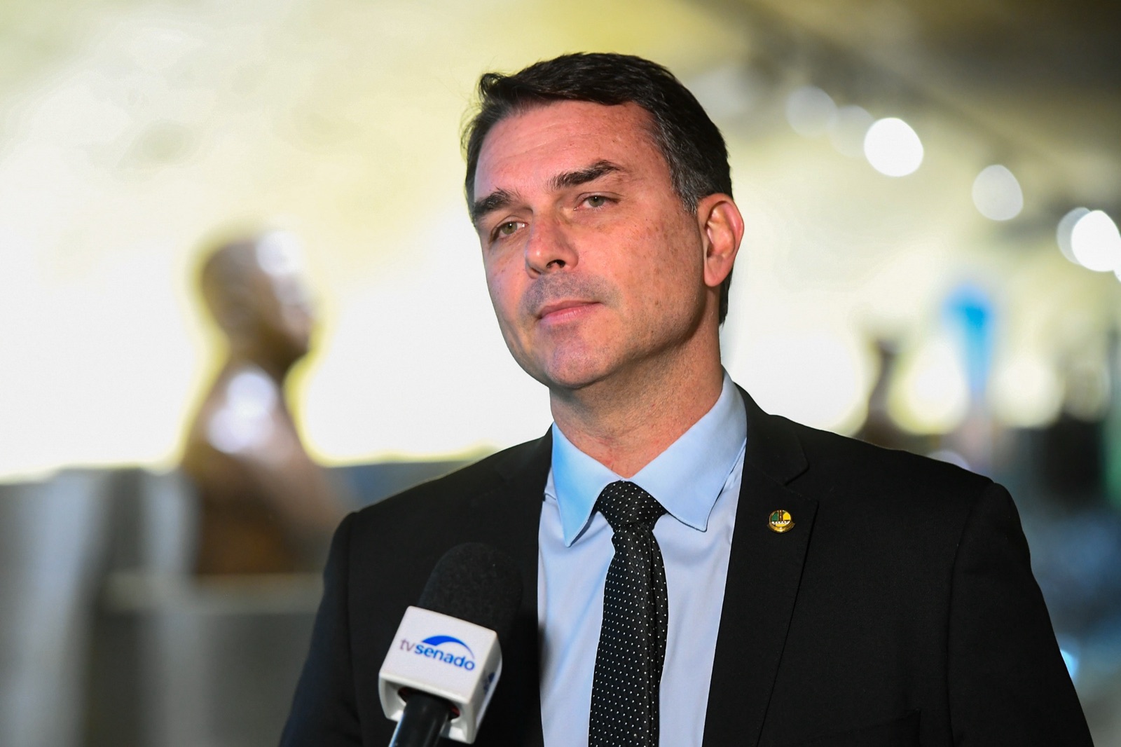 El senador Flávio Bolsonaro durante una entrevista en el Senado de Brasil, en junio de 2025.