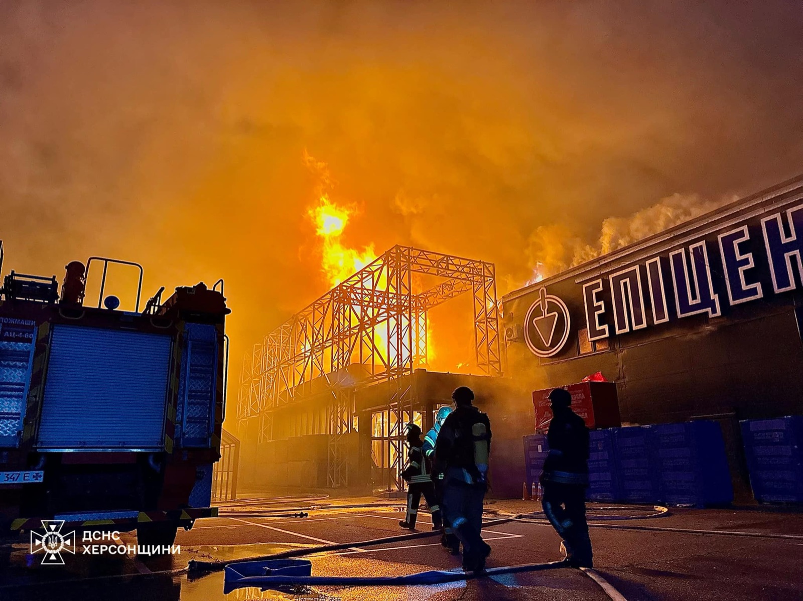 Un hipermercado Epicentr en llamas en Jersón tras un ataque ruso en junio de 2024 (imagen de archivo).