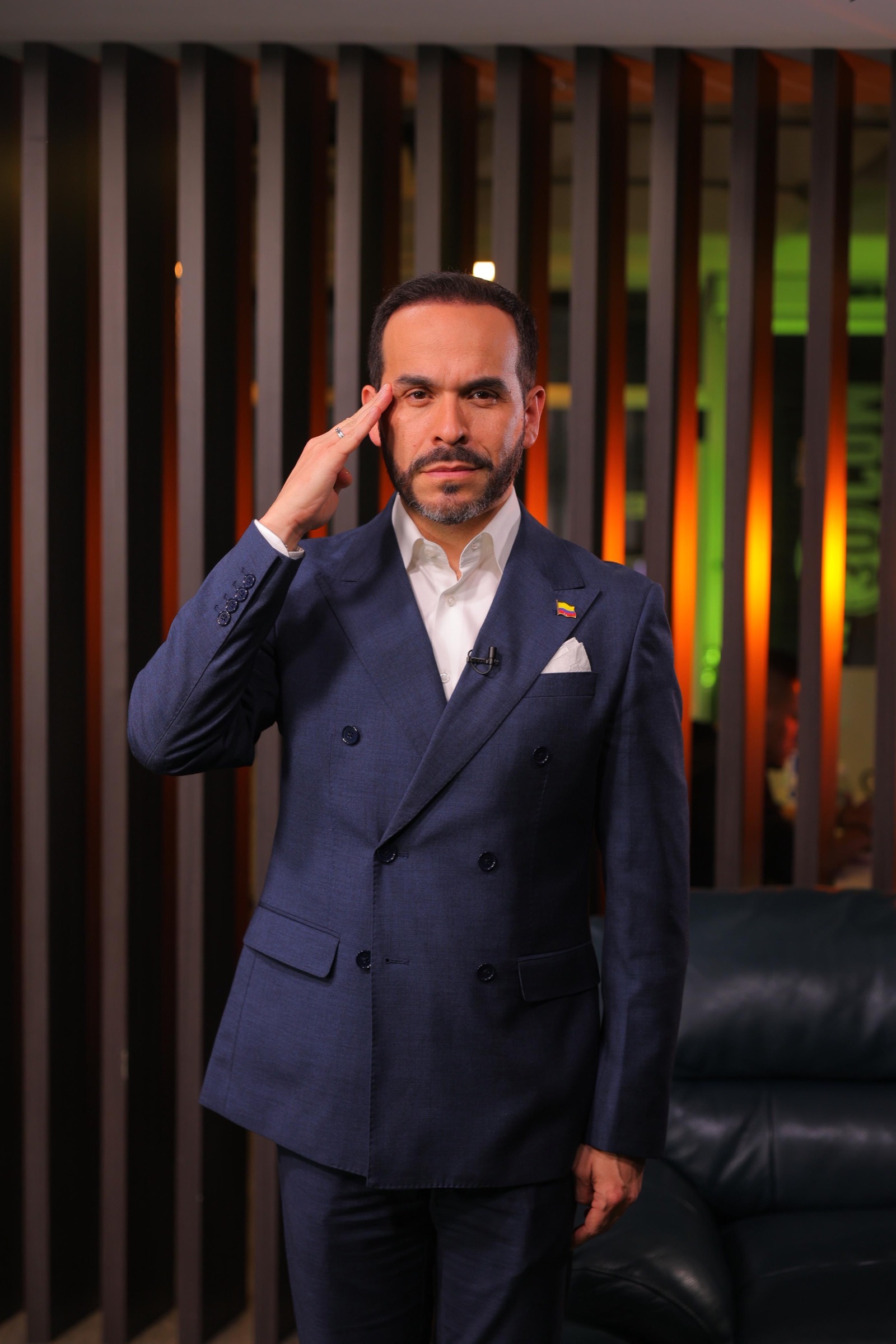 Abelardo de la Espriella hace su saludo de campaña en mayo de 2026, antes de llegar a la presidencia de Colombia (imagen de archivo).