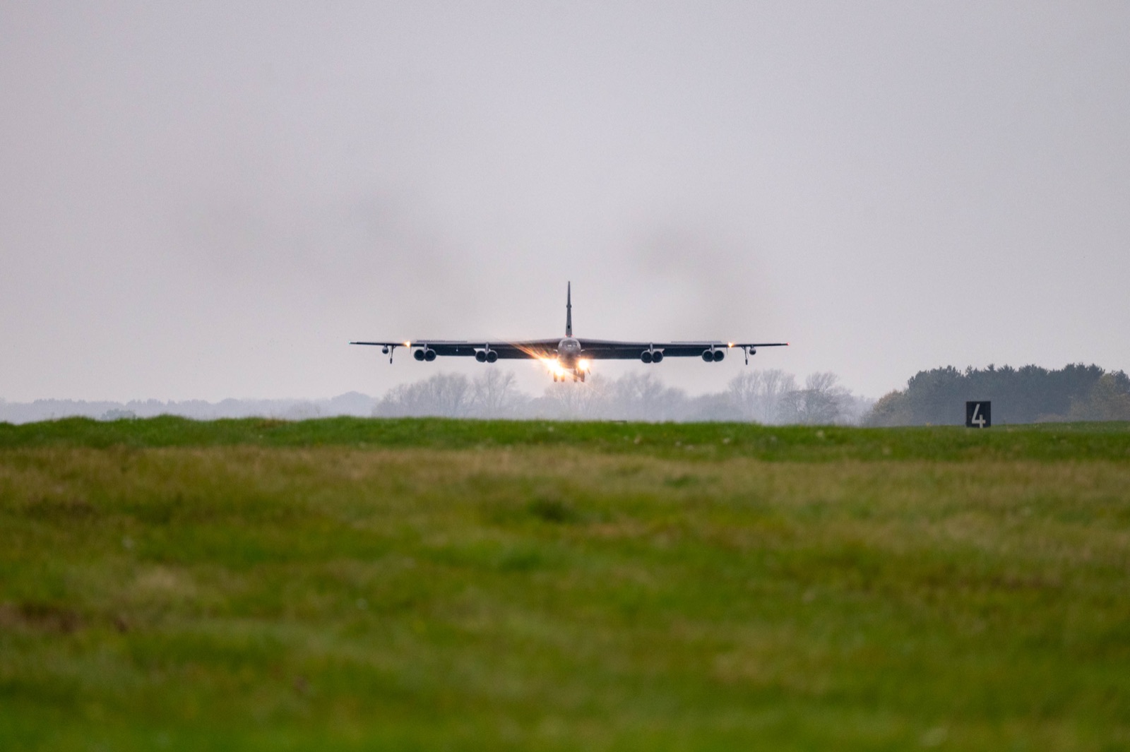 Un bombardero B-52H de la Fuerza Aérea de EE. UU. aterriza en RAF Fairford, Inglaterra, en noviembre de 2024.