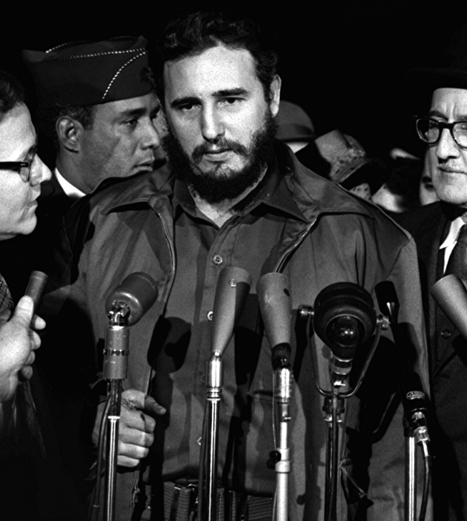 Fidel Castro habla con la prensa al llegar a Washington, en abril de 1959, pocos meses después de tomar el poder.