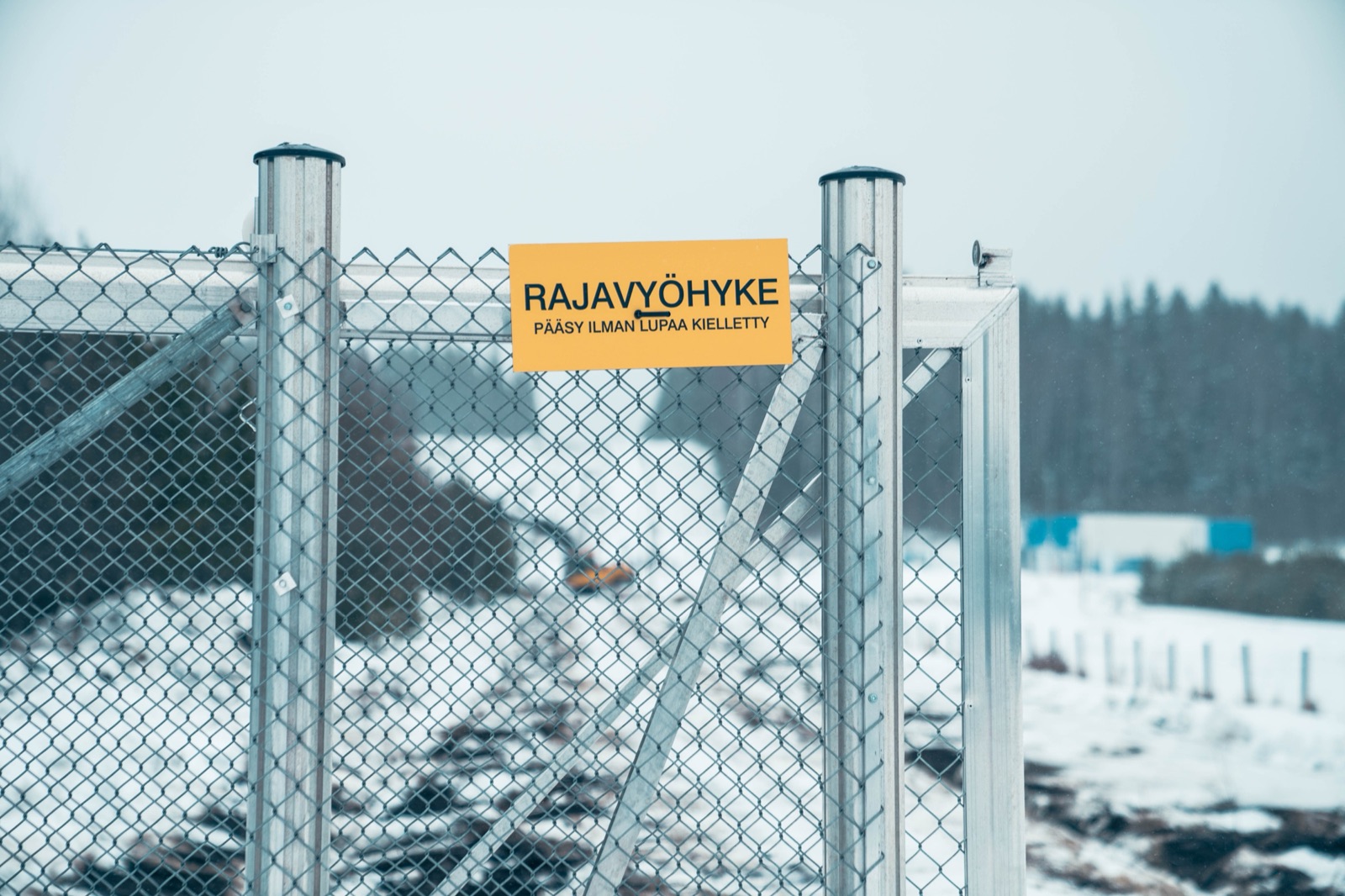 Valla de la Guardia Fronteriza de Finlandia en Pelkola, Imatra, junto a la frontera con Rusia. El letrero advierte que se trata de una zona fronteriza.