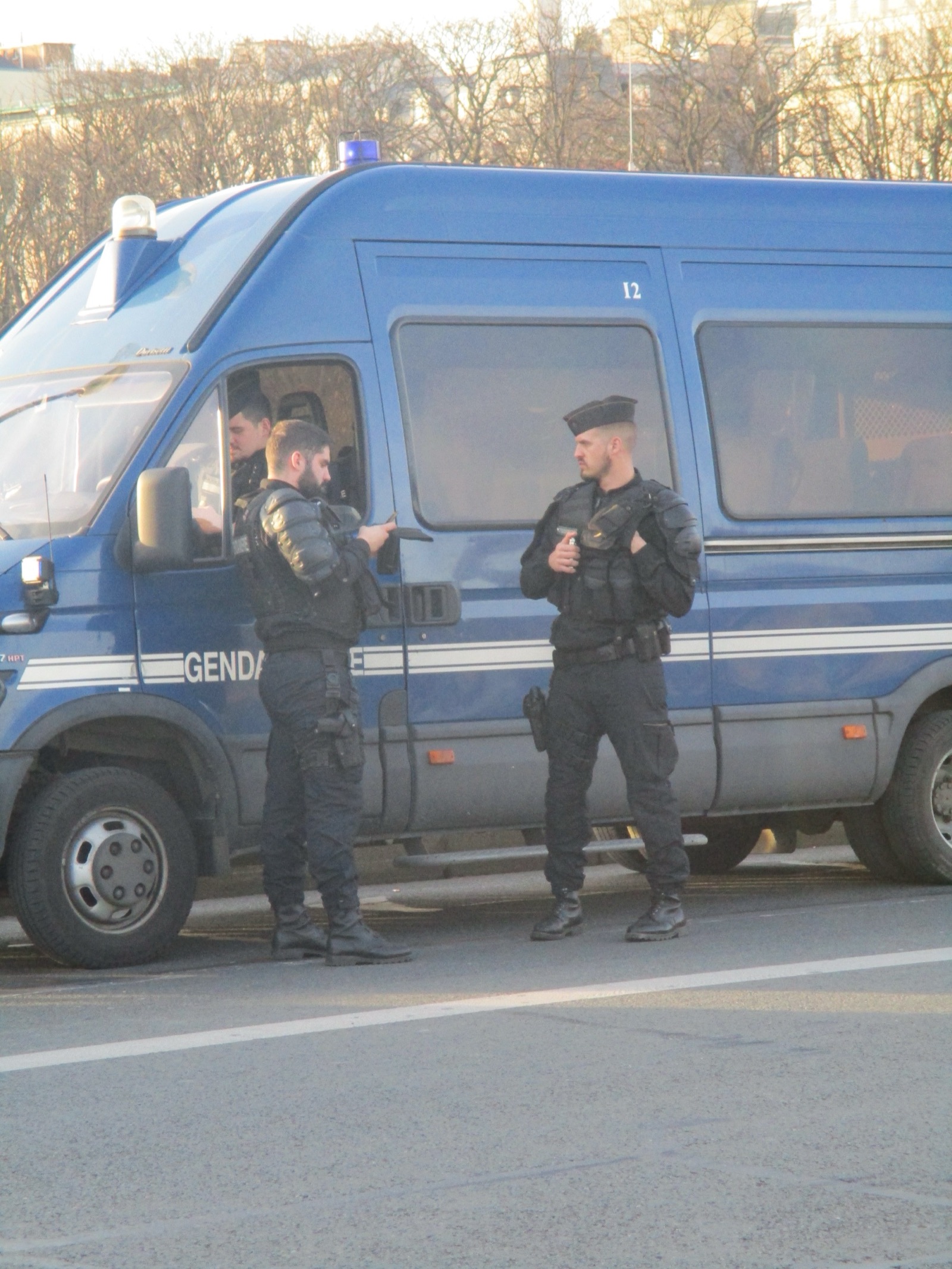 Gendarmes en un puente de París durante una protesta de los chalecos amarillos, en febrero de 2019. Foto de archivo.