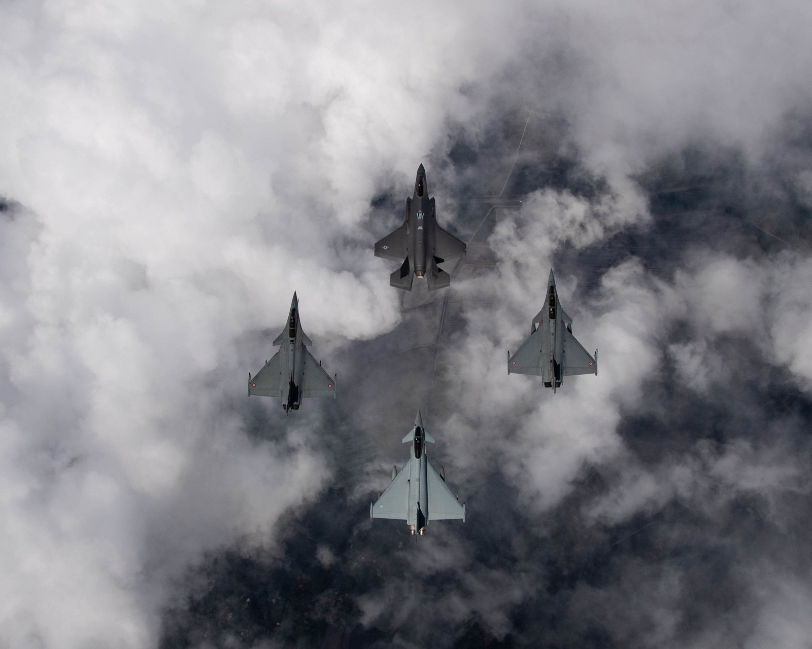 Cazas Rafale franceses, un Typhoon británico y un F-35A estadounidense vuelan en formación sobre Francia durante un ejercicio de 2021 (imagen de archivo).