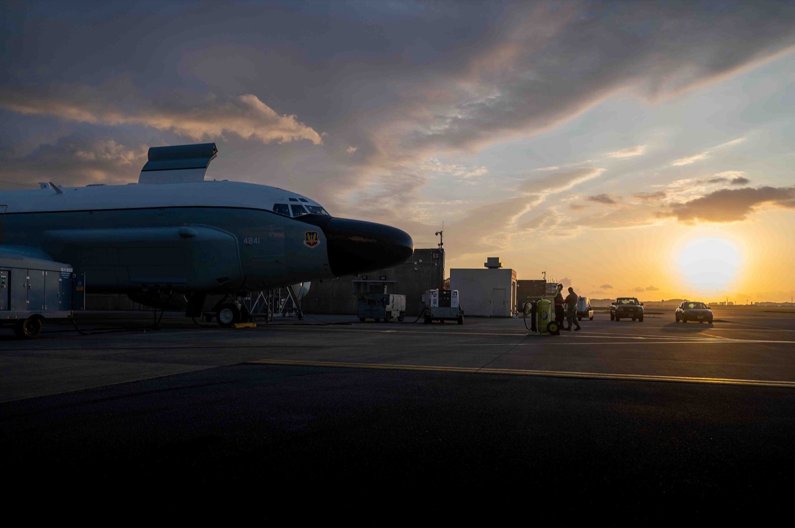 Un avión de reconocimiento RC-135 Rivet Joint en la pista de la base aérea de Kadena, Japón, en febrero de 2025.