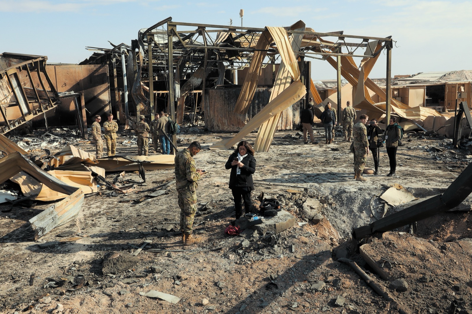 Periodistas y militares recorren uno de los cráteres de los misiles iraníes en la base de Al Asad, Irak, en enero de 2020 (archivo).