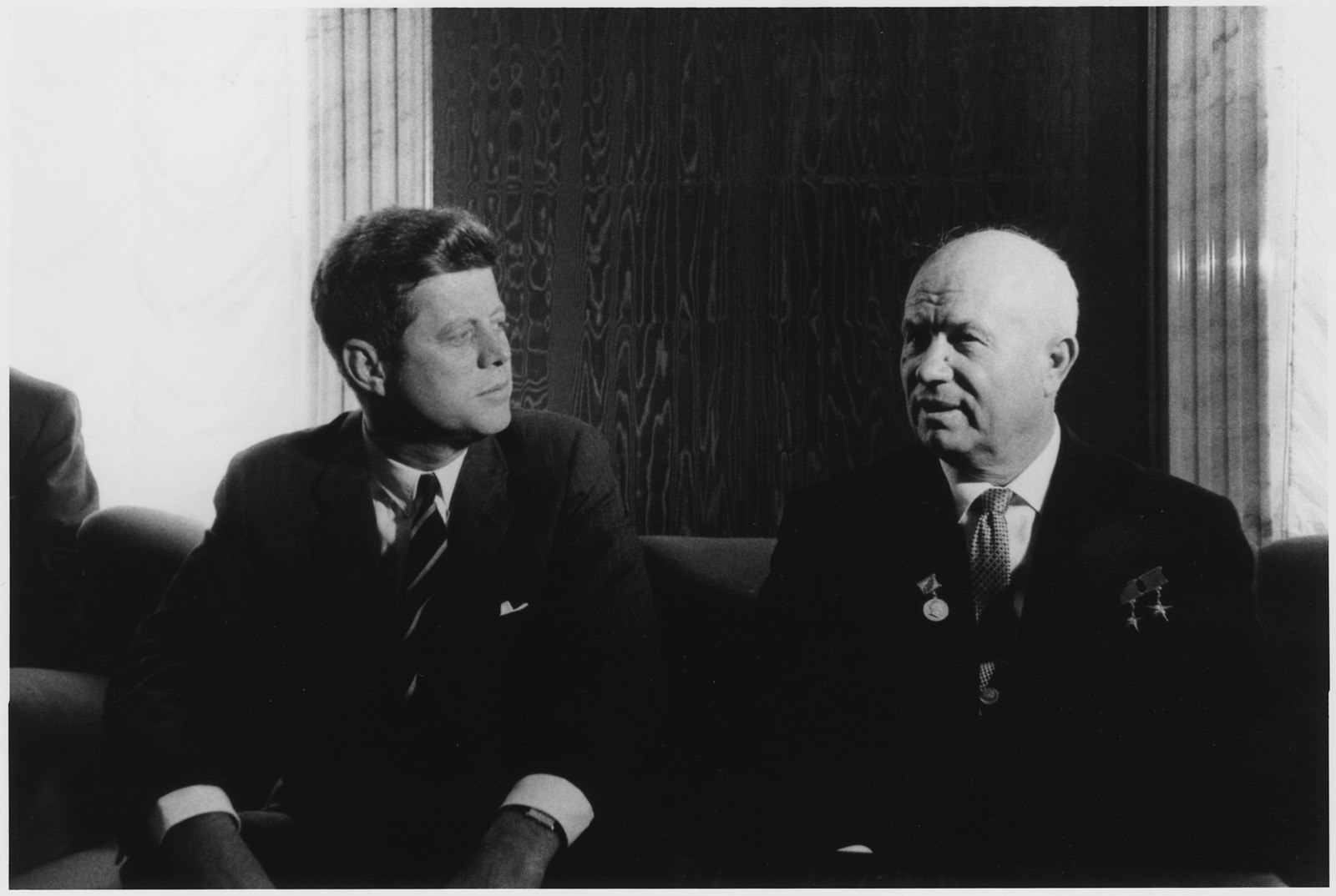 John F. Kennedy y Nikita Jruschov durante su reunión en Viena (Austria), en junio de 1961, poco más de un año antes de la crisis de los misiles.