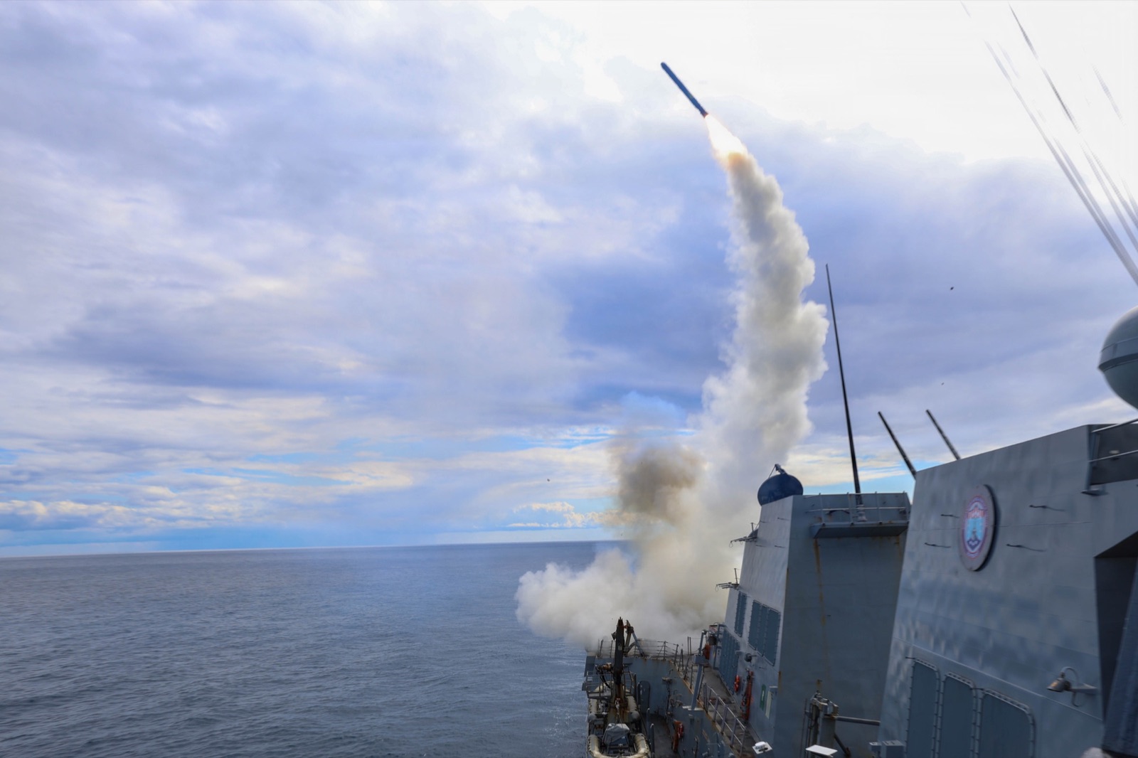 El destructor USS Thomas Hudner dispara un misil Tomahawk durante la operación Furia Épica contra Irán, el 1 de marzo de 2026.