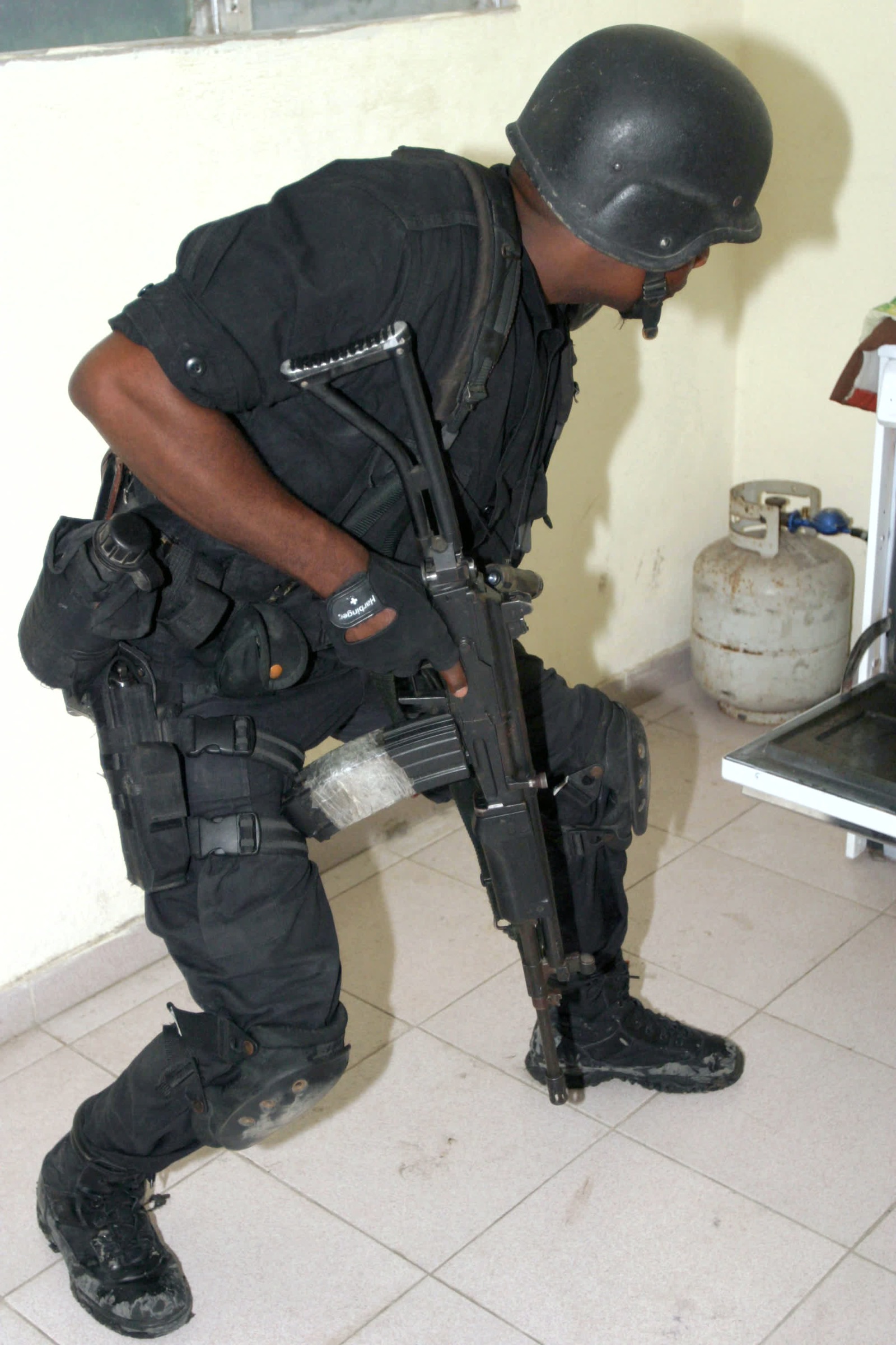 Agente de la unidad SWAT de la Policía Nacional de Haití durante un entrenamiento táctico.