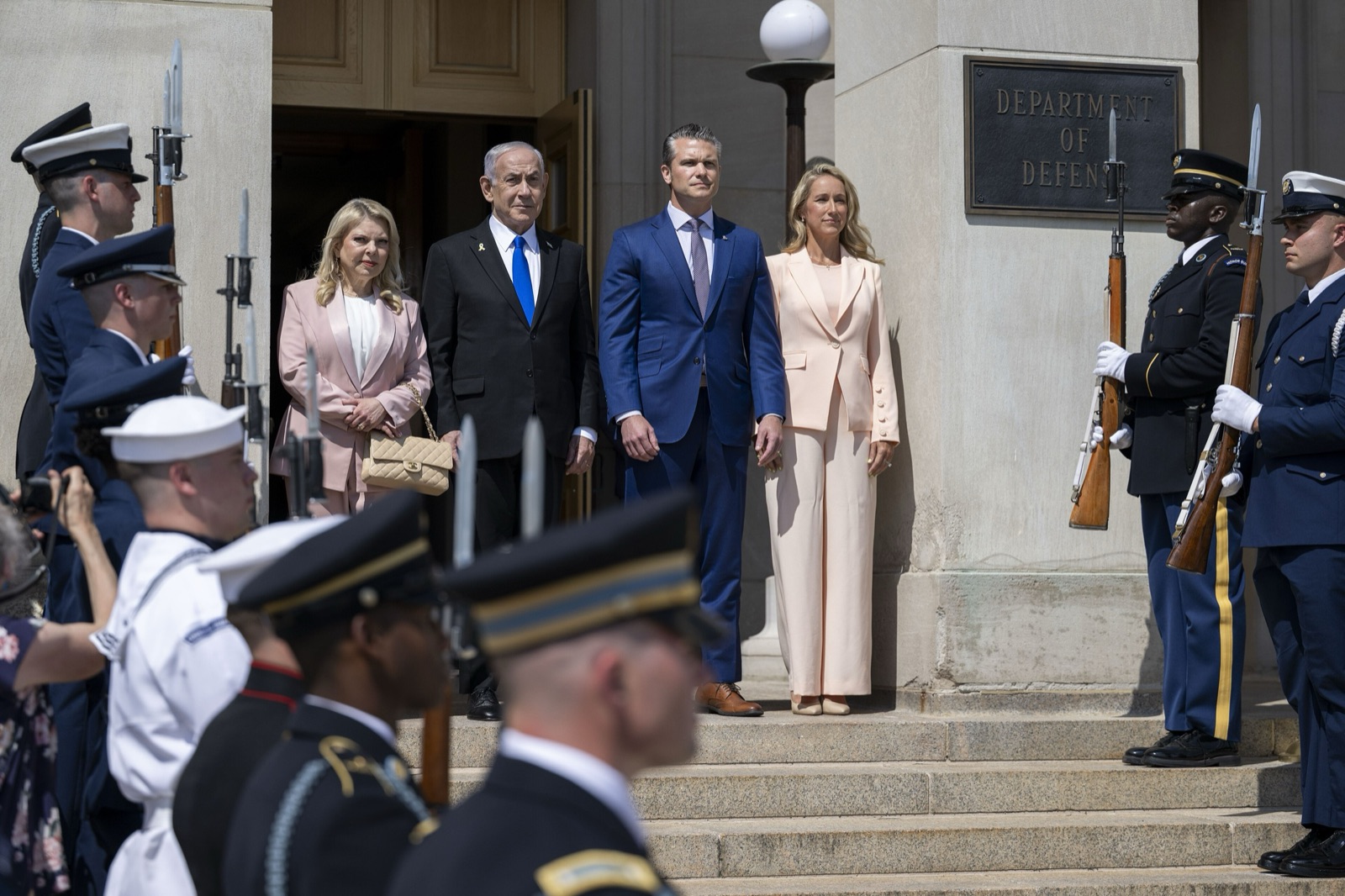 Pete Hegseth y Benjamín Netanyahu, con sus esposas, durante una visita del primer ministro israelí al Pentágono en julio de 2025.
