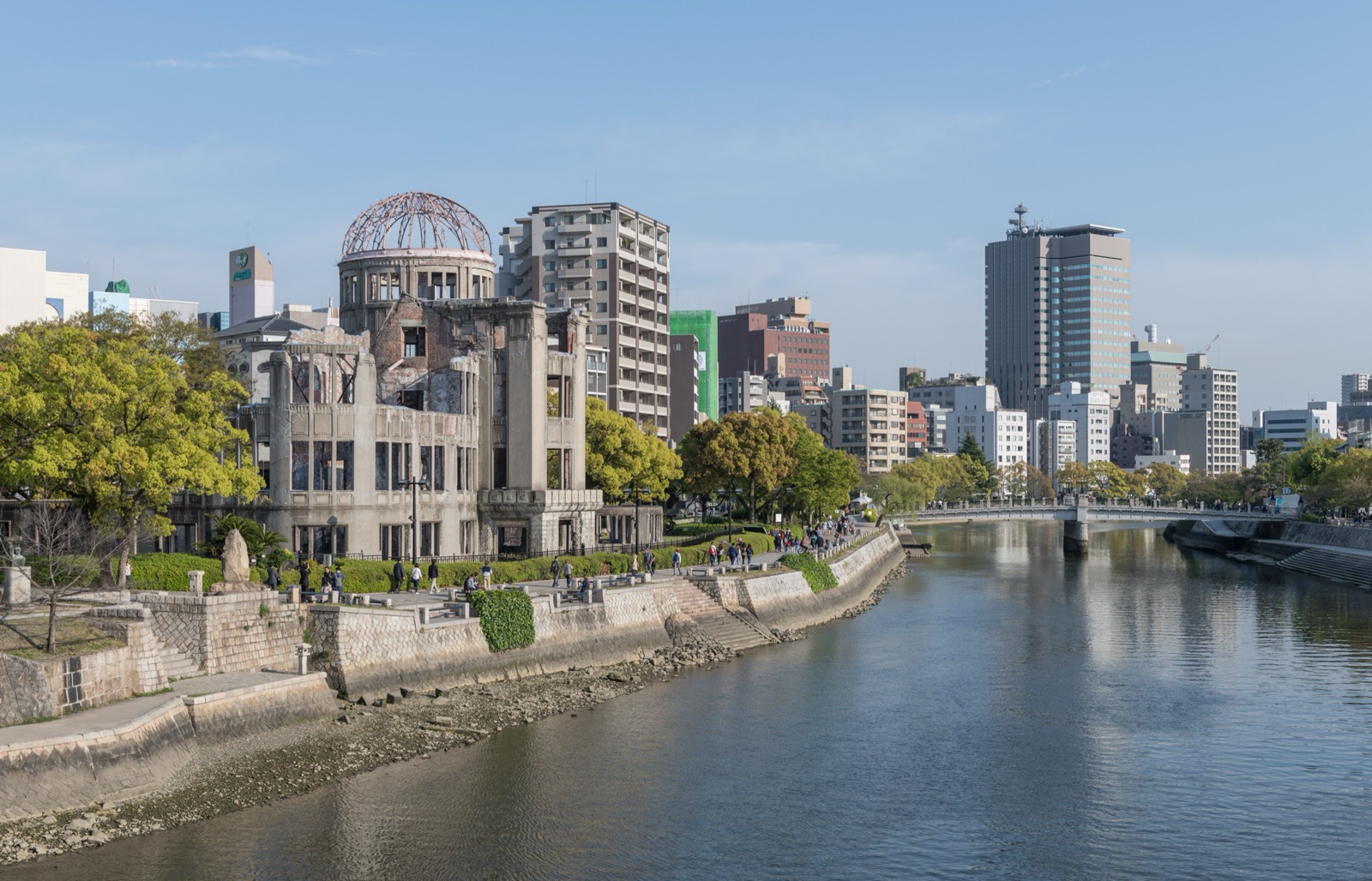 La Cúpula de la Bomba Atómica, junto al río Motoyasu, en Hiroshima, en abril de 2019: sus ruinas se conservan como memorial de la paz en medio de la ciudad reconstruida.