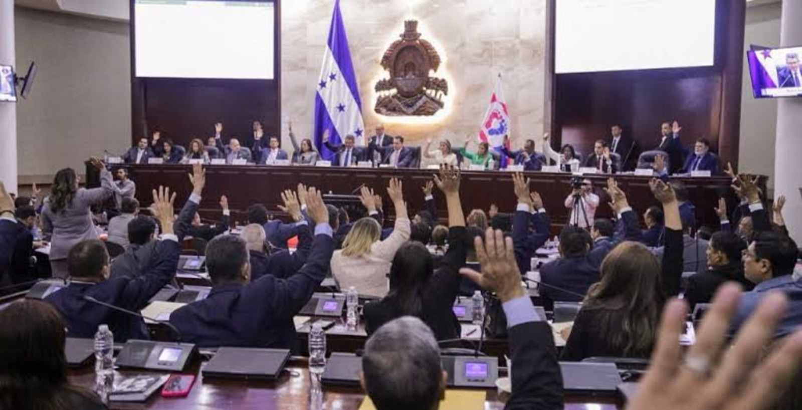 Votación en el pleno del Congreso Nacional de Honduras durante la aprobación de las reformas penales contra maras y pandillas.