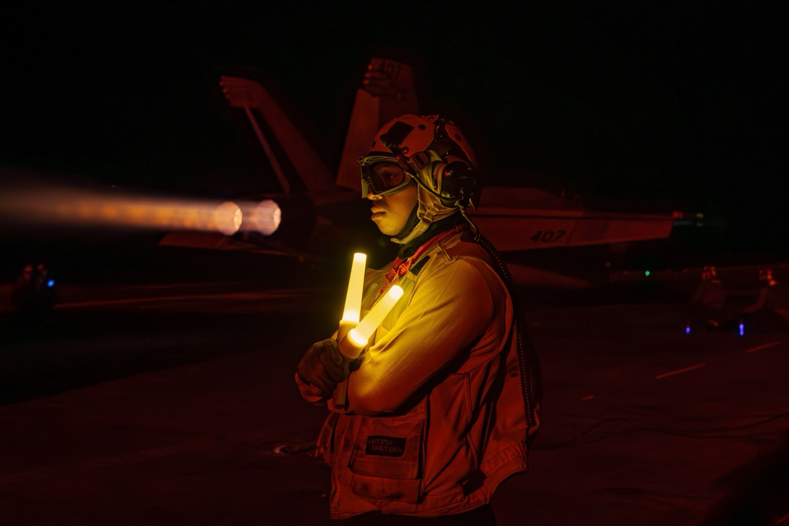 Operaciones de vuelo nocturnas en la cubierta del portaaviones USS George Washington (foto de archivo).