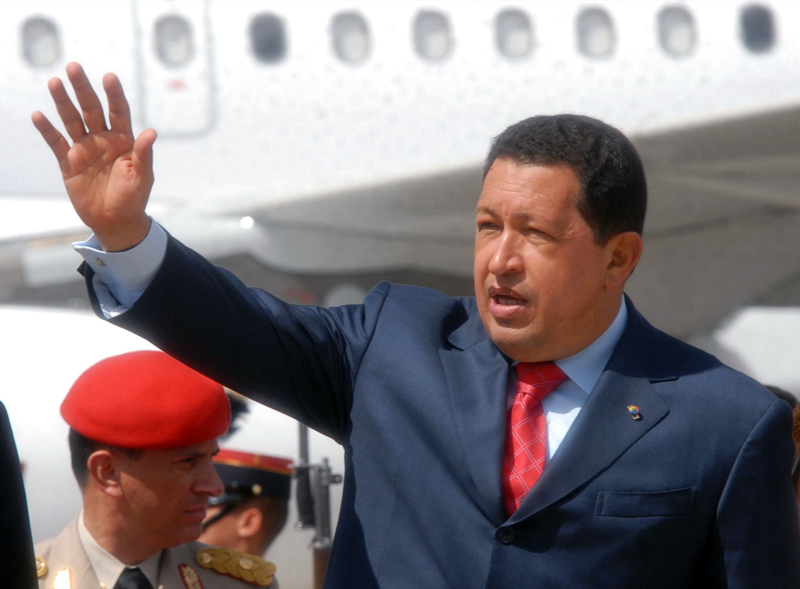 Hugo Chávez saluda a su llegada a Brasil en 2005, año en que participó en el Foro Social Mundial de Porto Alegre.
