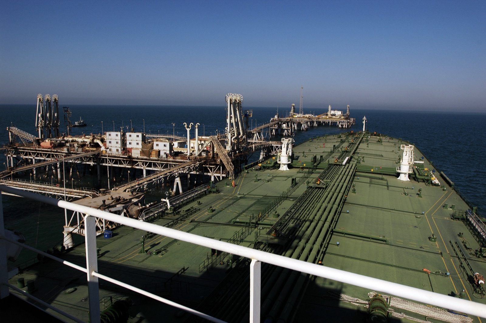 Un petrolero carga crudo en una terminal del golfo Pérsico, la región por donde sale buena parte del petróleo saudí.
