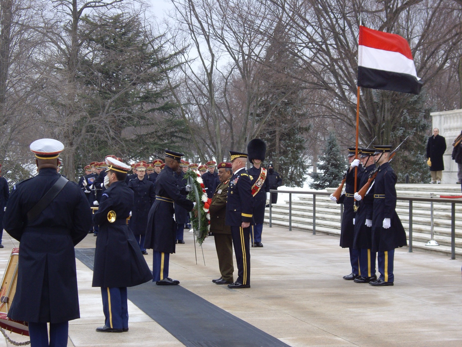 Militares estadounidenses y el jefe del Estado Mayor del ejército de Yemen rinden homenaje en la Tumba del Soldado Desconocido, en Arlington (imagen de archivo).