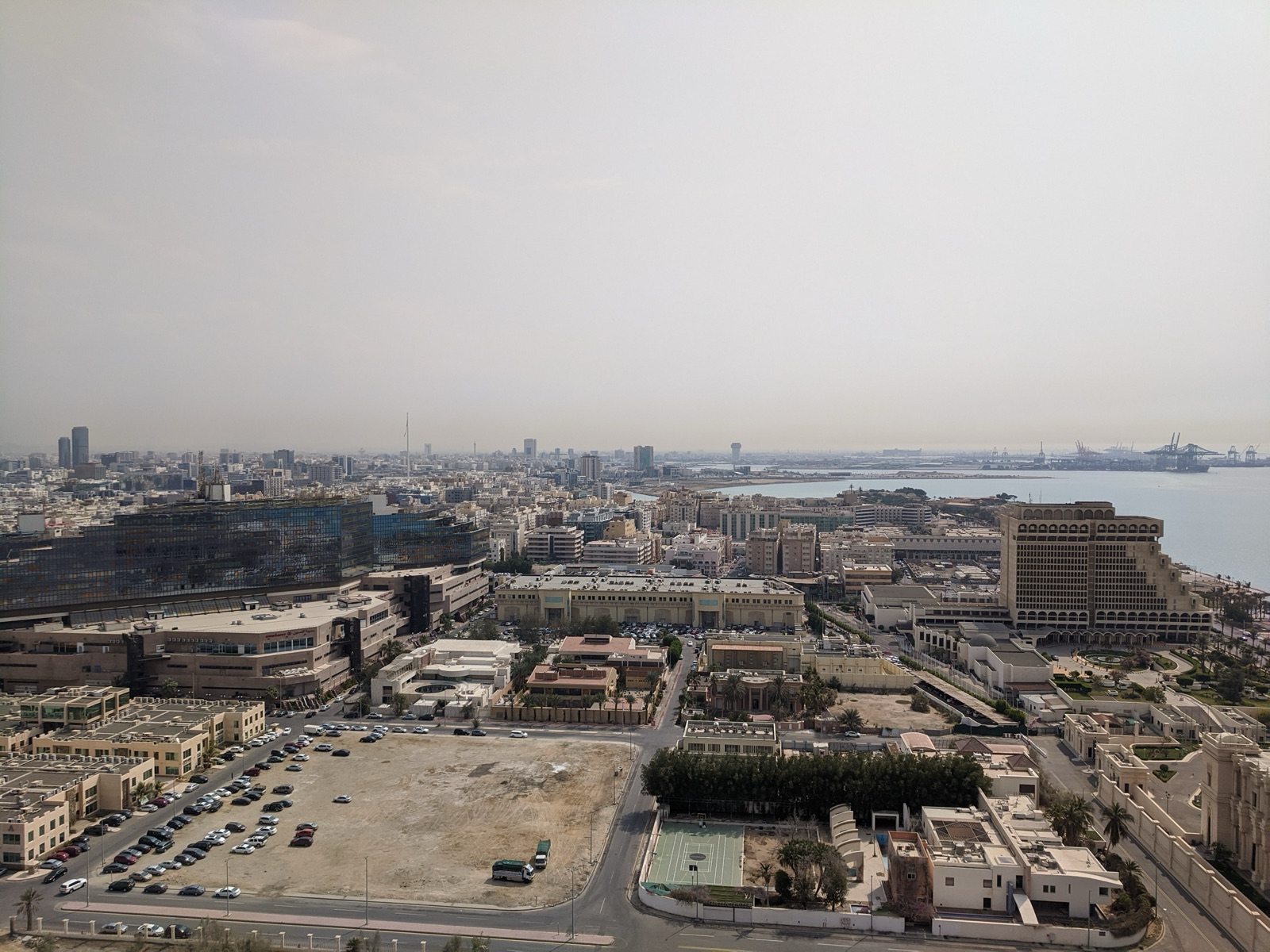 Vista de Yeda, la gran ciudad saudí sobre el mar Rojo, donde cayeron restos de los misiles interceptados (foto de archivo).