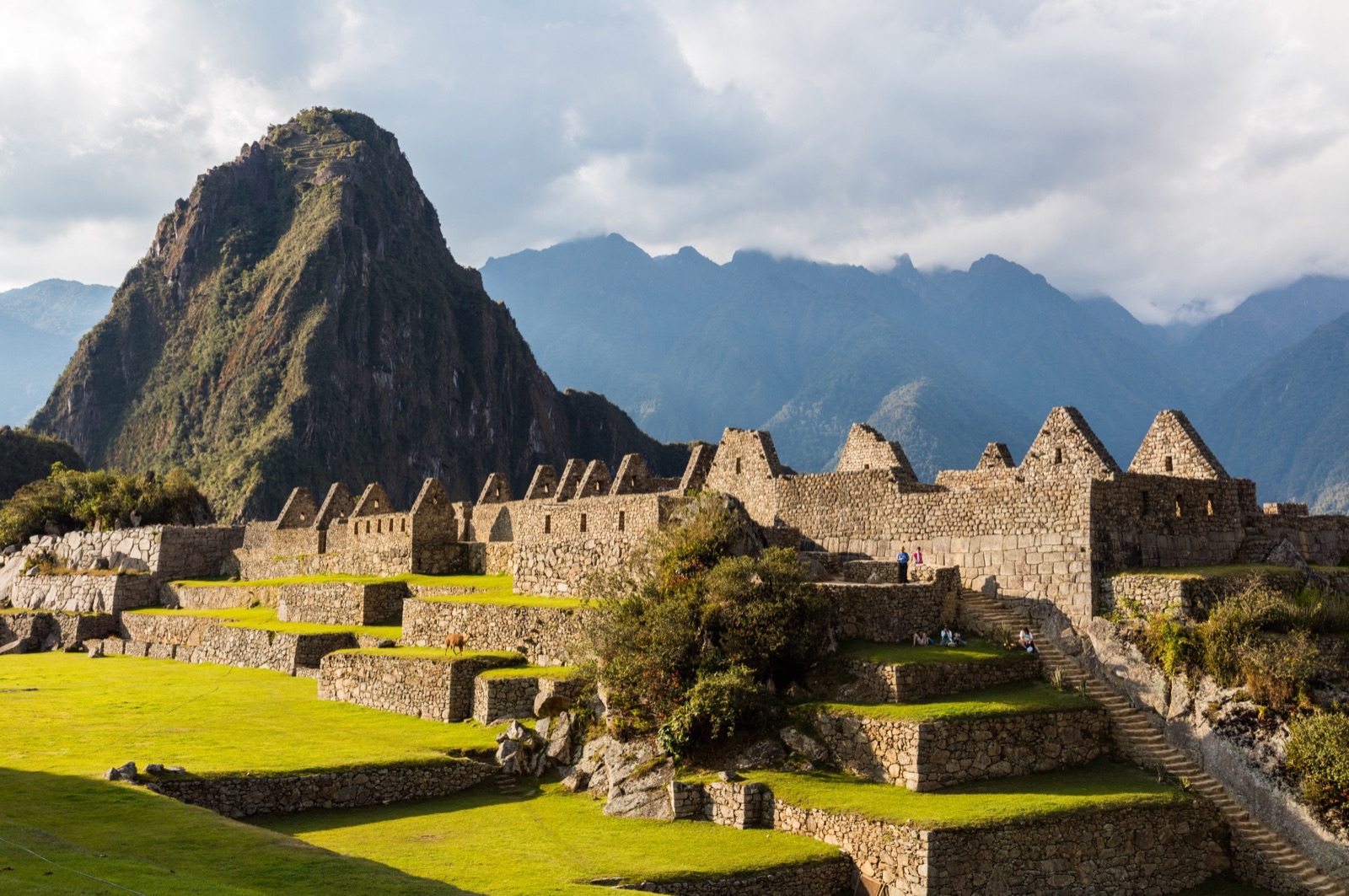 Construcciones de Machu Picchu, en la región de Cusco (Perú), con el cerro Huayna Picchu al fondo. La ciudadela está a unos 2.430 metros sobre el nivel del mar.