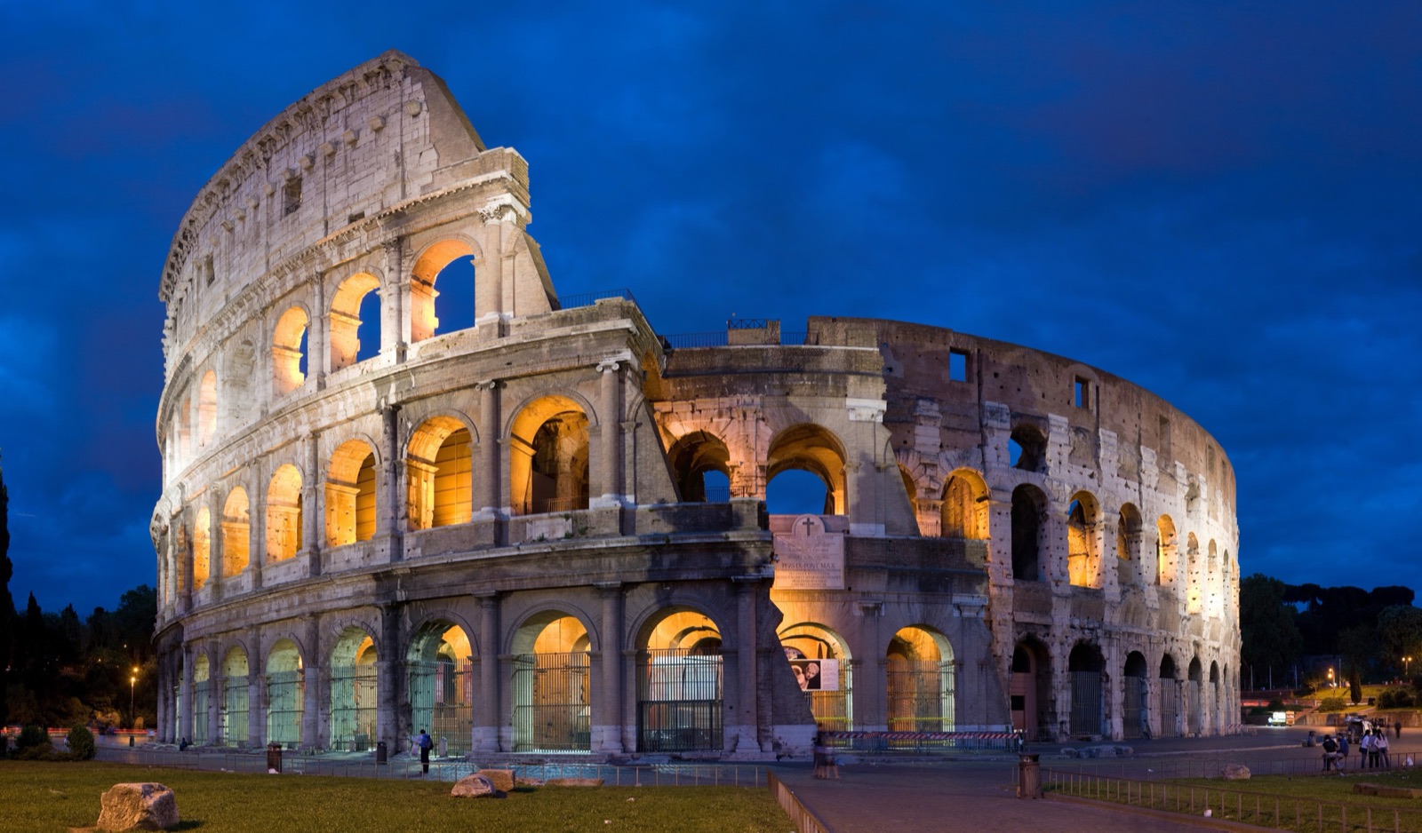 El Coliseo de Roma, inaugurado en el año 80, al anochecer. Podía recibir a decenas de miles de espectadores.