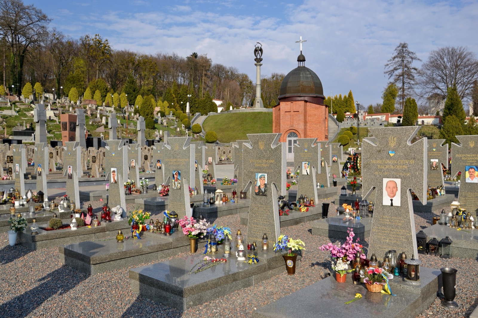 Cementerio militar de Lychakiv, en Leópolis, donde Ucrania entierra a sus soldados caídos en la guerra.