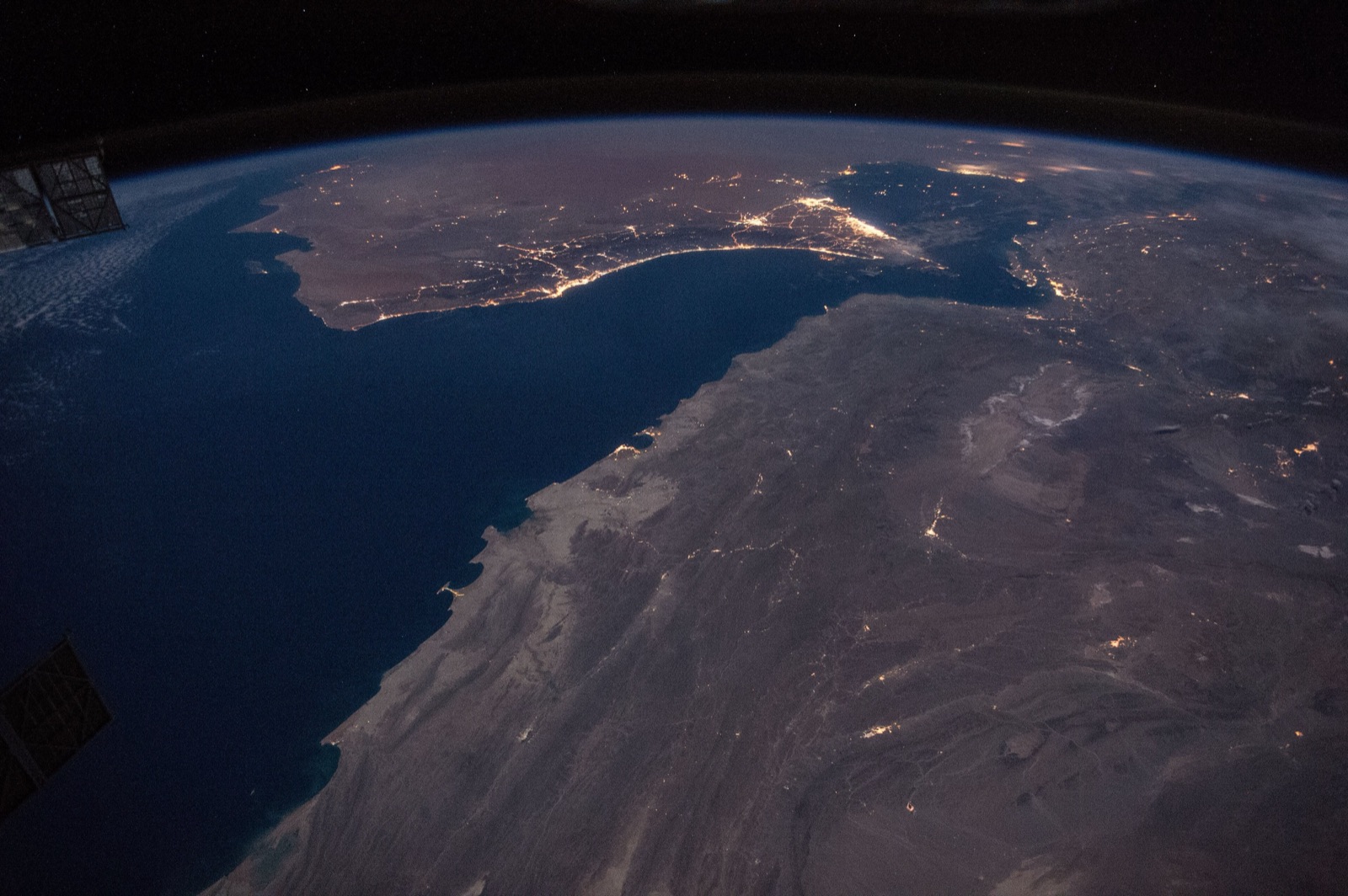 El golfo de Omán y el estrecho de Ormuz de noche, vistos desde la Estación Espacial Internacional.