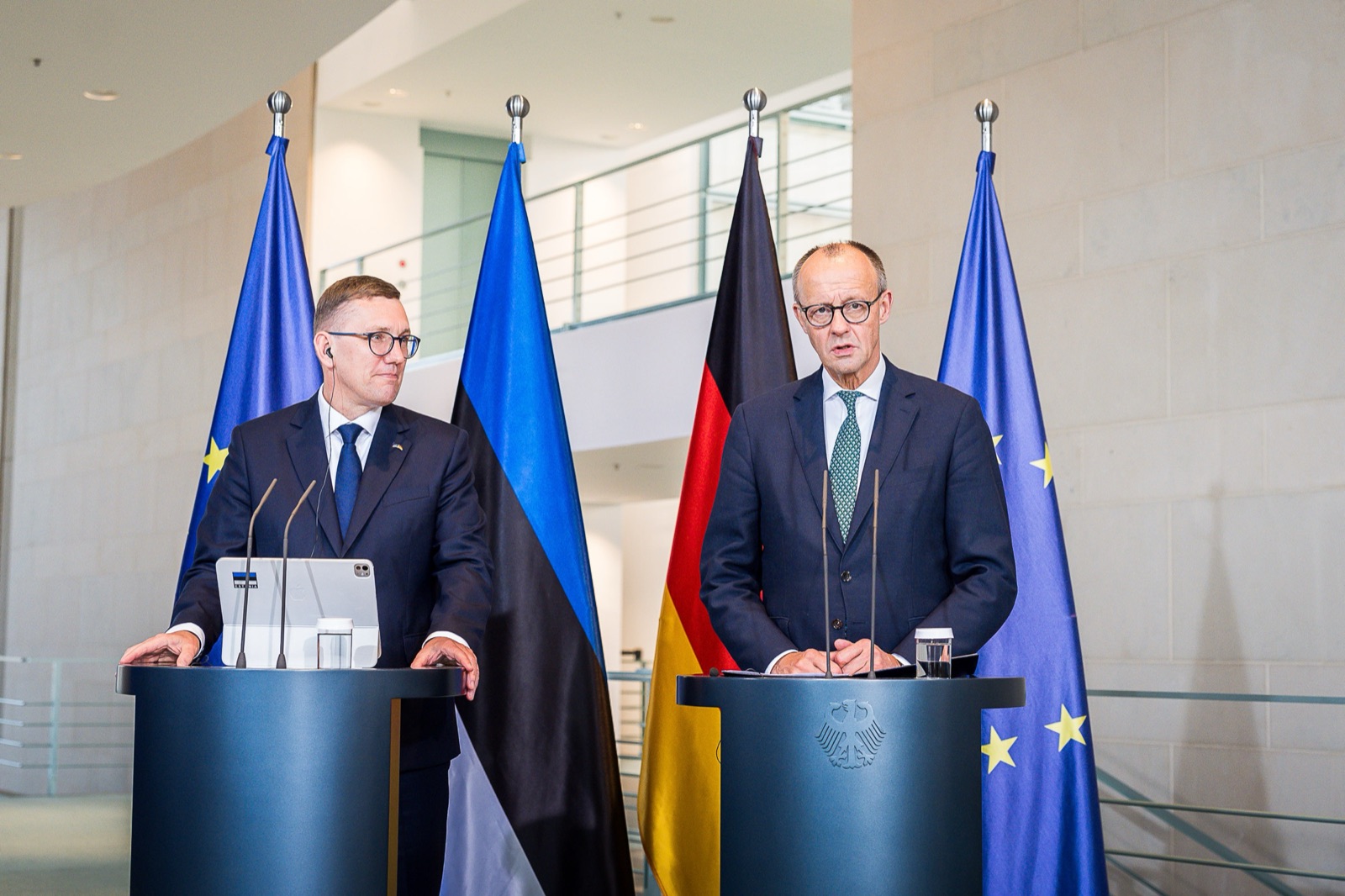 Friedrich Merz, a la derecha, en una rueda de prensa en la Cancillería de Berlín en 2025. Foto de archivo.