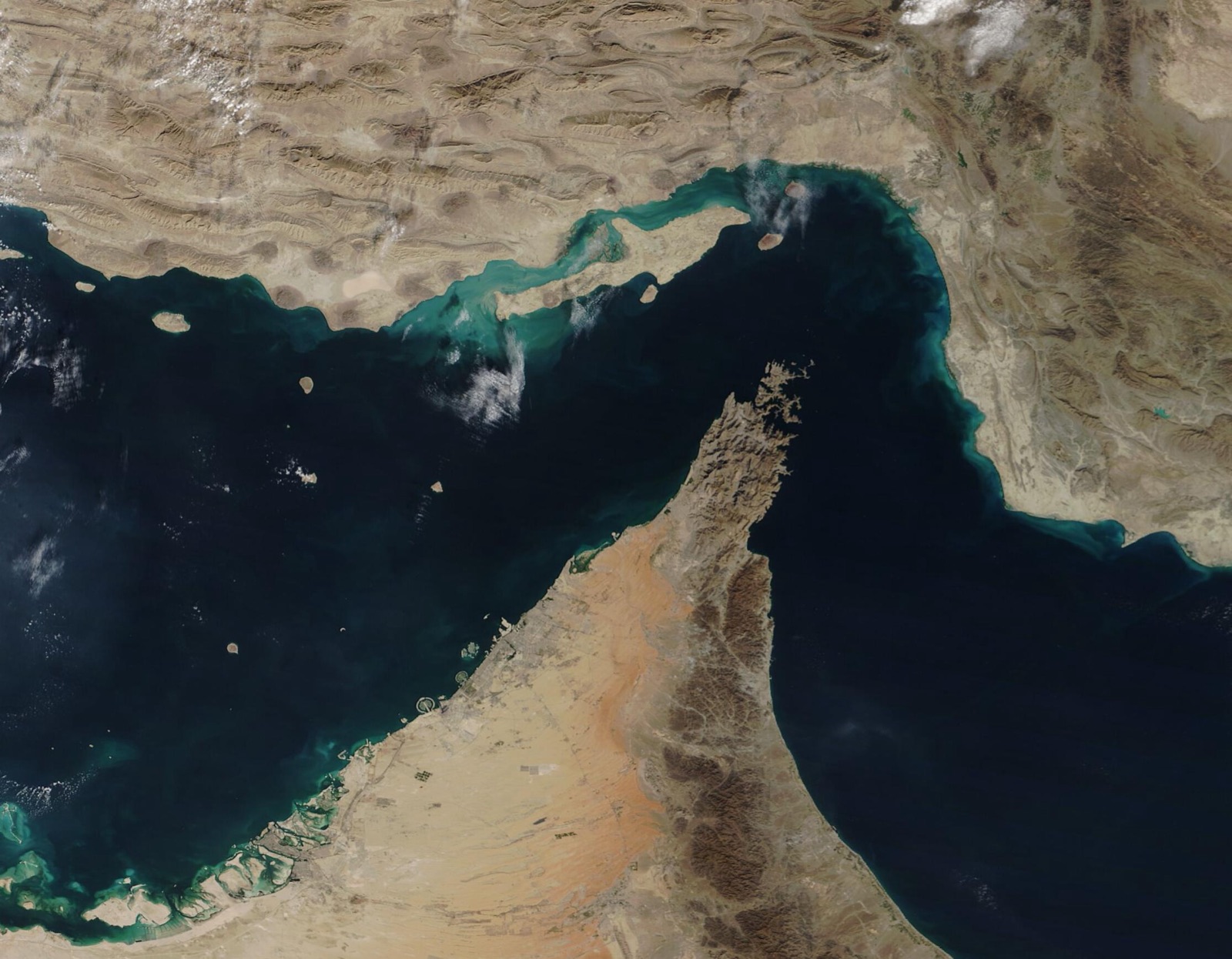 El estrecho de Ormuz visto por satélite: arriba, la costa de Irán; abajo, la península omaní de Musandam (imagen de archivo de 2020).