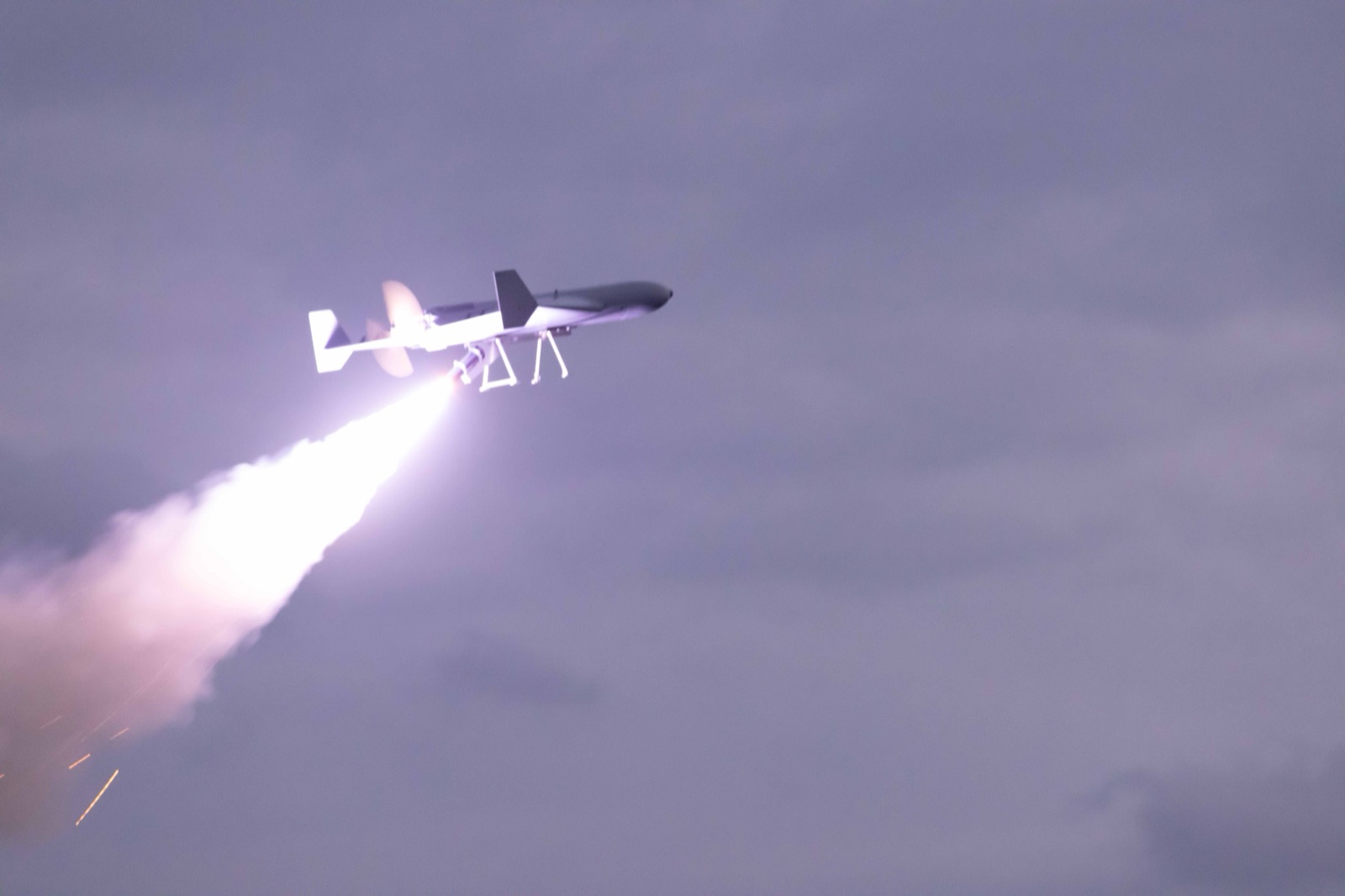 Un dron LUCAS despega desde la cubierta del buque USS Santa Barbara en el golfo Pérsico, en diciembre de 2025.