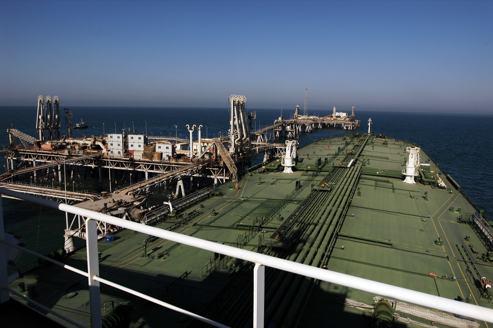 Un petrolero carga crudo en la Terminal Petrolera de Basora, en el norte del Golfo Pérsico (imagen de archivo, 2005).
