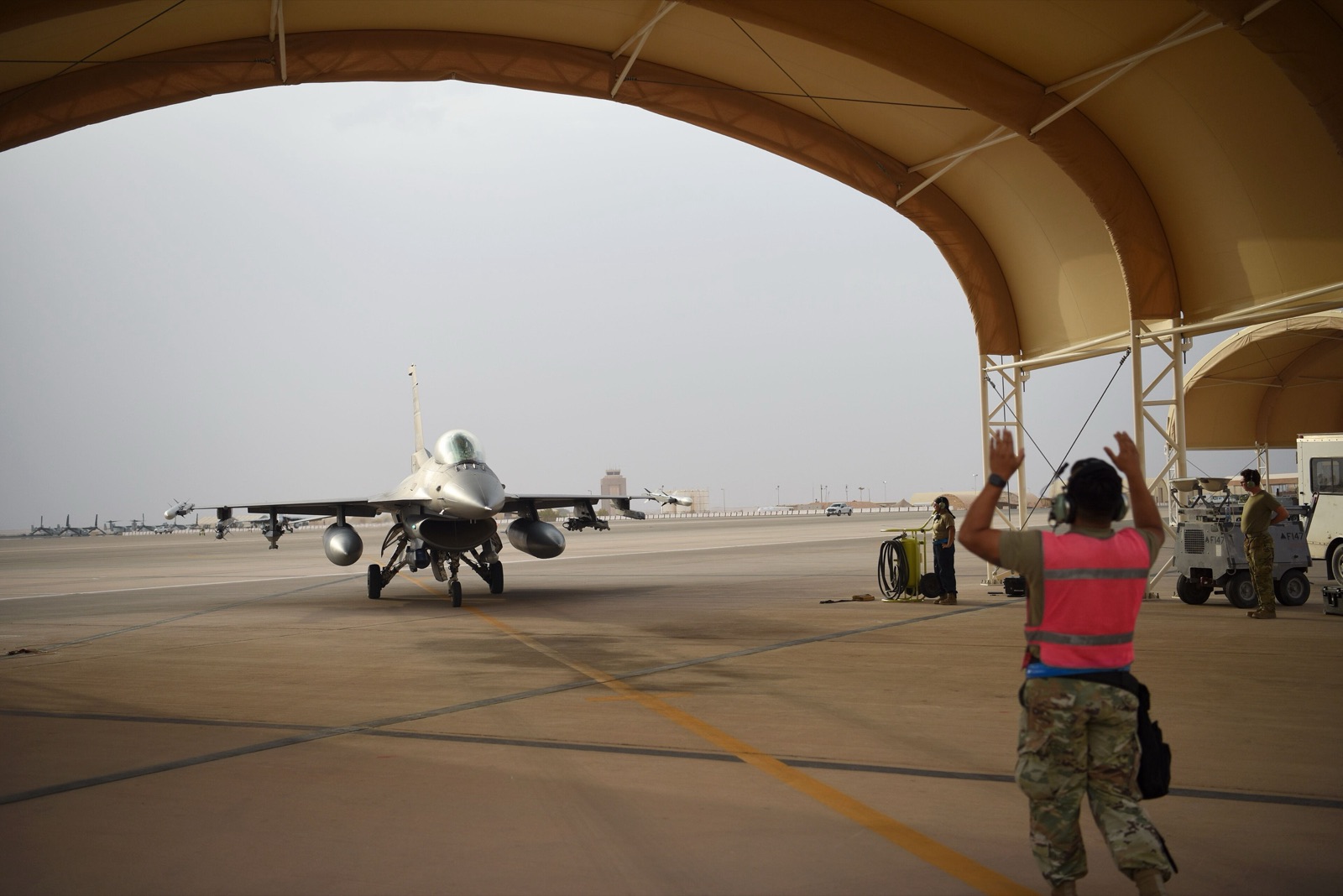 Un caza F-16 en la base aérea Príncipe Sultán, en Arabia Saudí, una de las instalaciones con presencia militar de Estados Unidos en la región (foto de archivo).