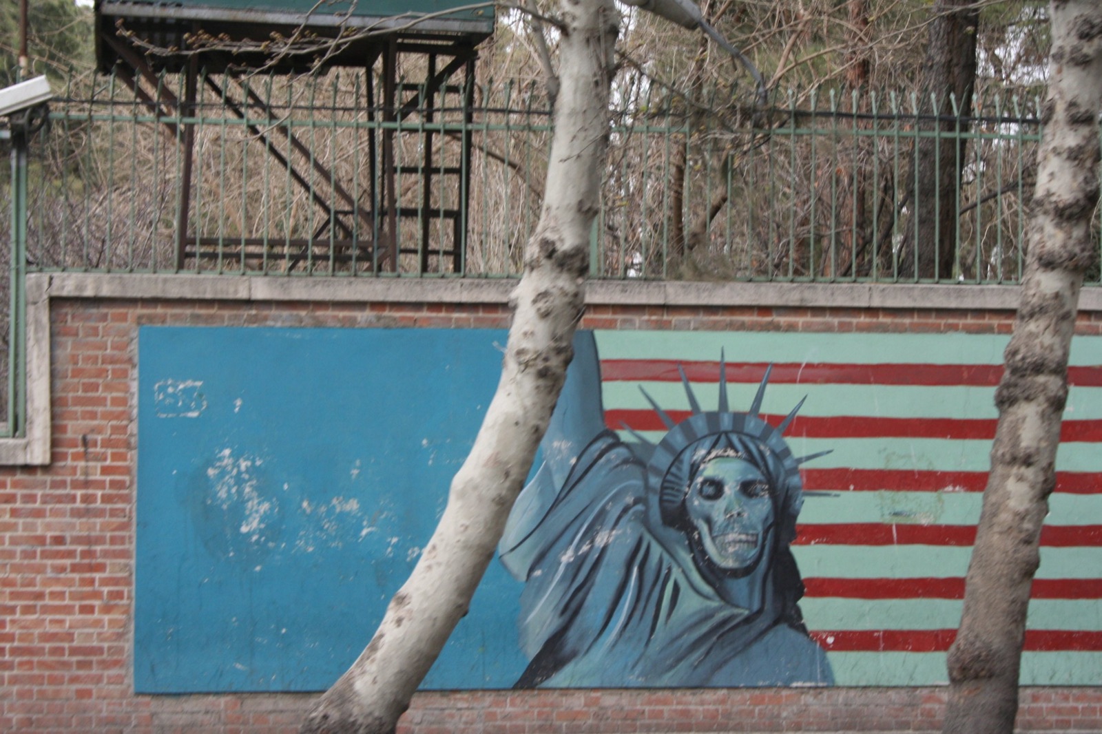 Mural antiestadounidense en el muro de la antigua embajada de EE. UU. en Teherán, fotografiado en 2008.