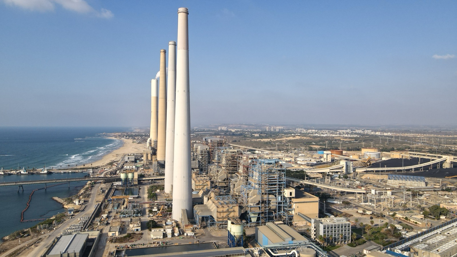 La central eléctrica Orot Rabin, en Hadera, una de las mayores de Israel, junto al Mediterráneo.