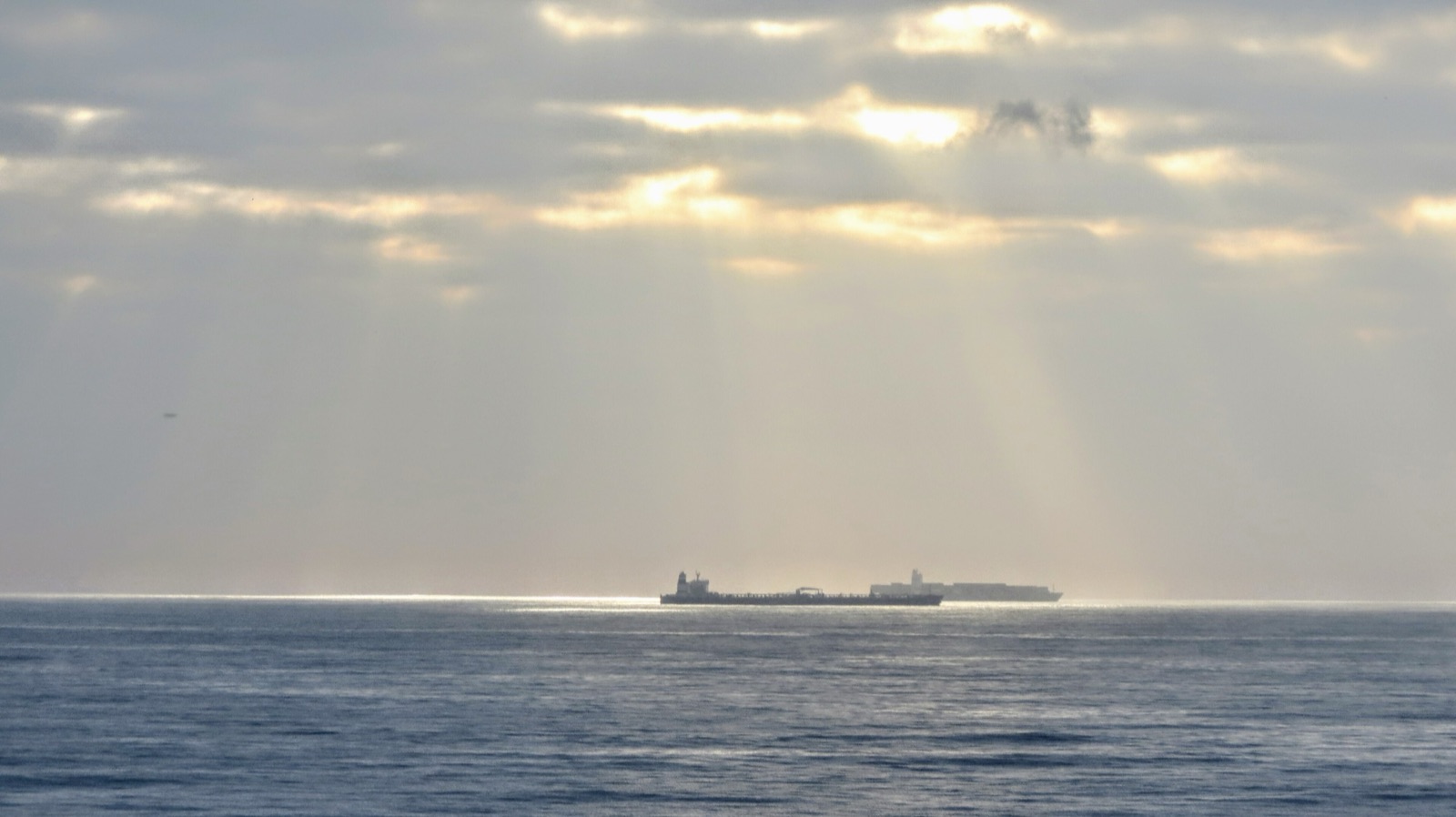 Un petrolero en alta mar, frente a la costa de Durban, Sudáfrica (foto ilustrativa).