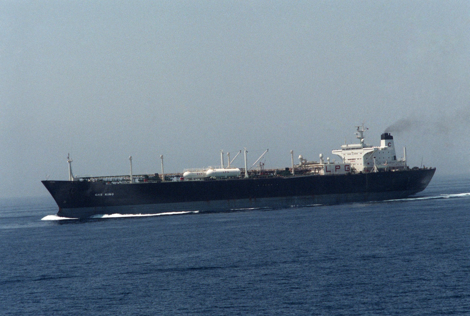 Un superpetrolero kuwaití con bandera estadounidense navega por el golfo Pérsico durante la guerra de los petroleros (imagen de archivo, 1987).