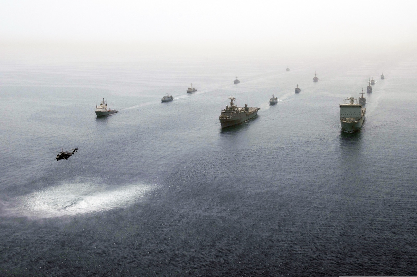 Buques de varios países navegan en formación durante un ejercicio internacional de lucha contra minas en el golfo Pérsico (imagen de archivo, 2013).