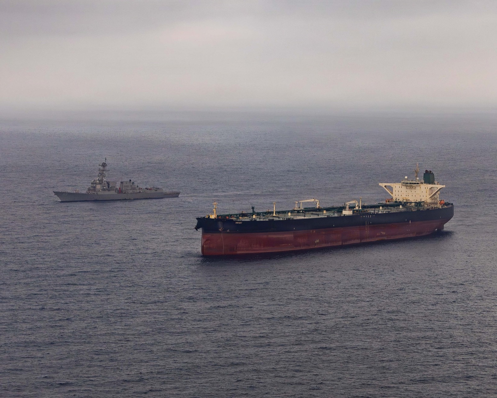 El destructor estadounidense USS Rafael Peralta vigila a un petrolero durante el bloqueo naval a Irán, en abril de 2026.