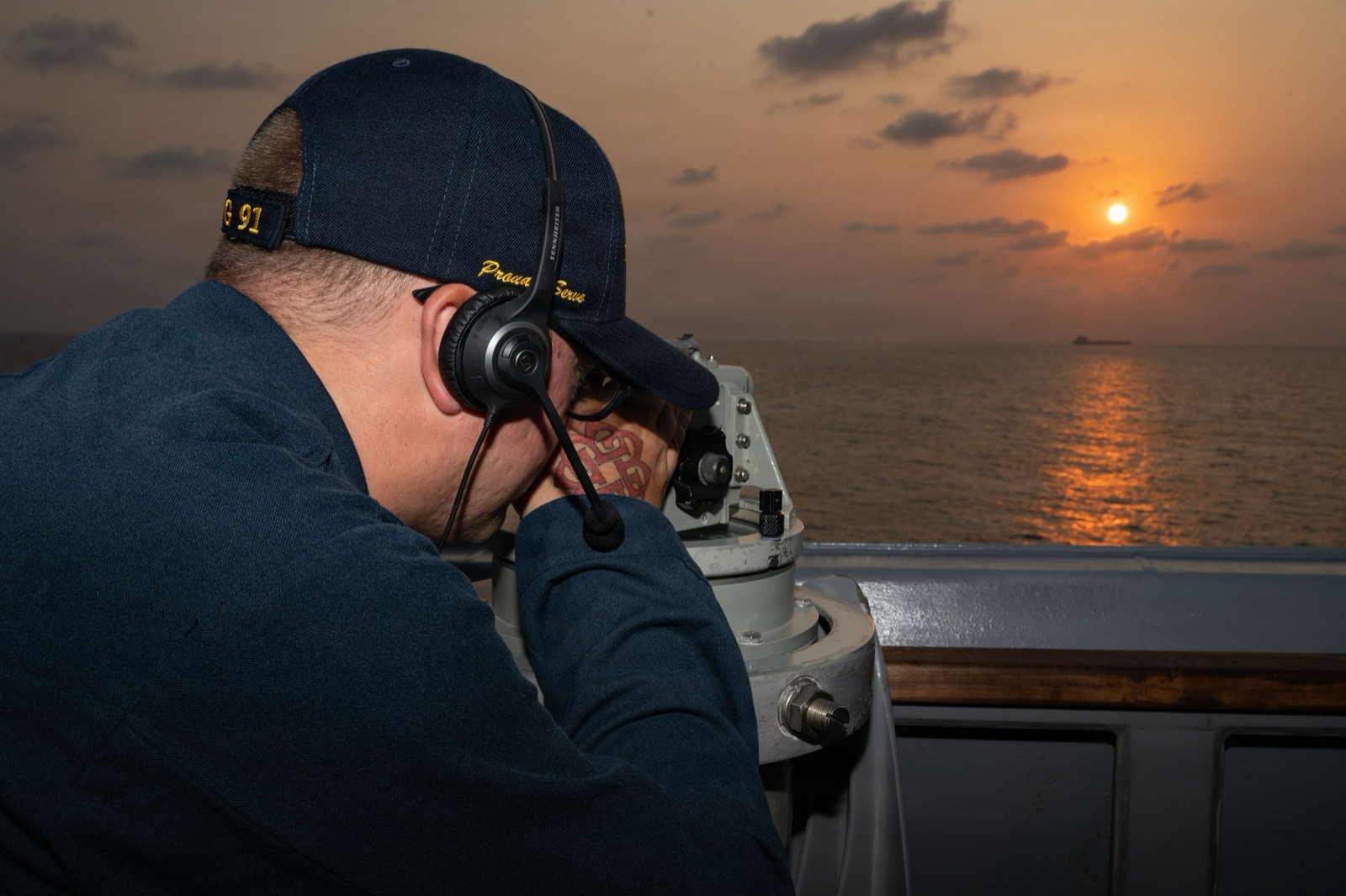 Un marinero del destructor estadounidense USS Pinckney observa un contacto en el mar durante el bloqueo naval a Irán, en abril de 2026.