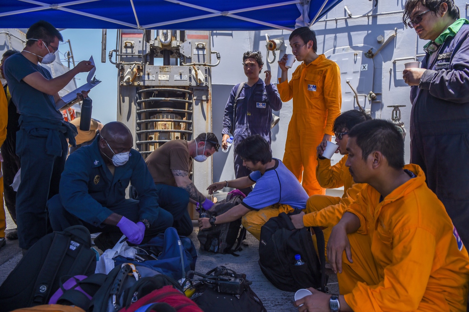 Marinos estadounidenses atienden a la tripulación del petrolero Kokuka Courageous, dañado en el golfo de Omán en junio de 2019 (imagen de archivo).