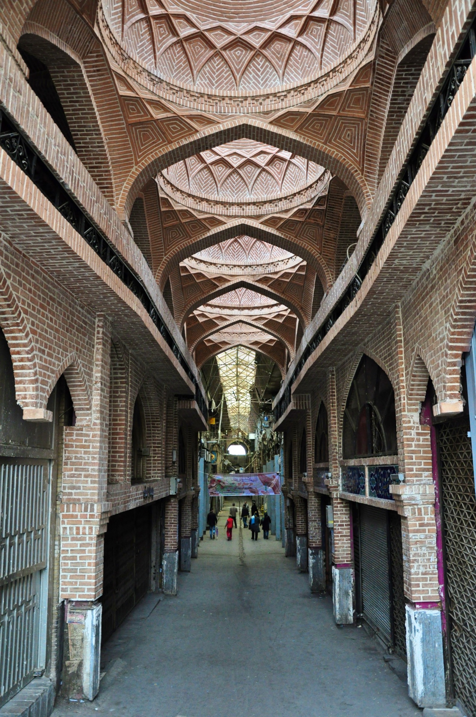 Un pasillo del antiguo bazar de Teherán, el gran mercado tradicional de la capital iraní.