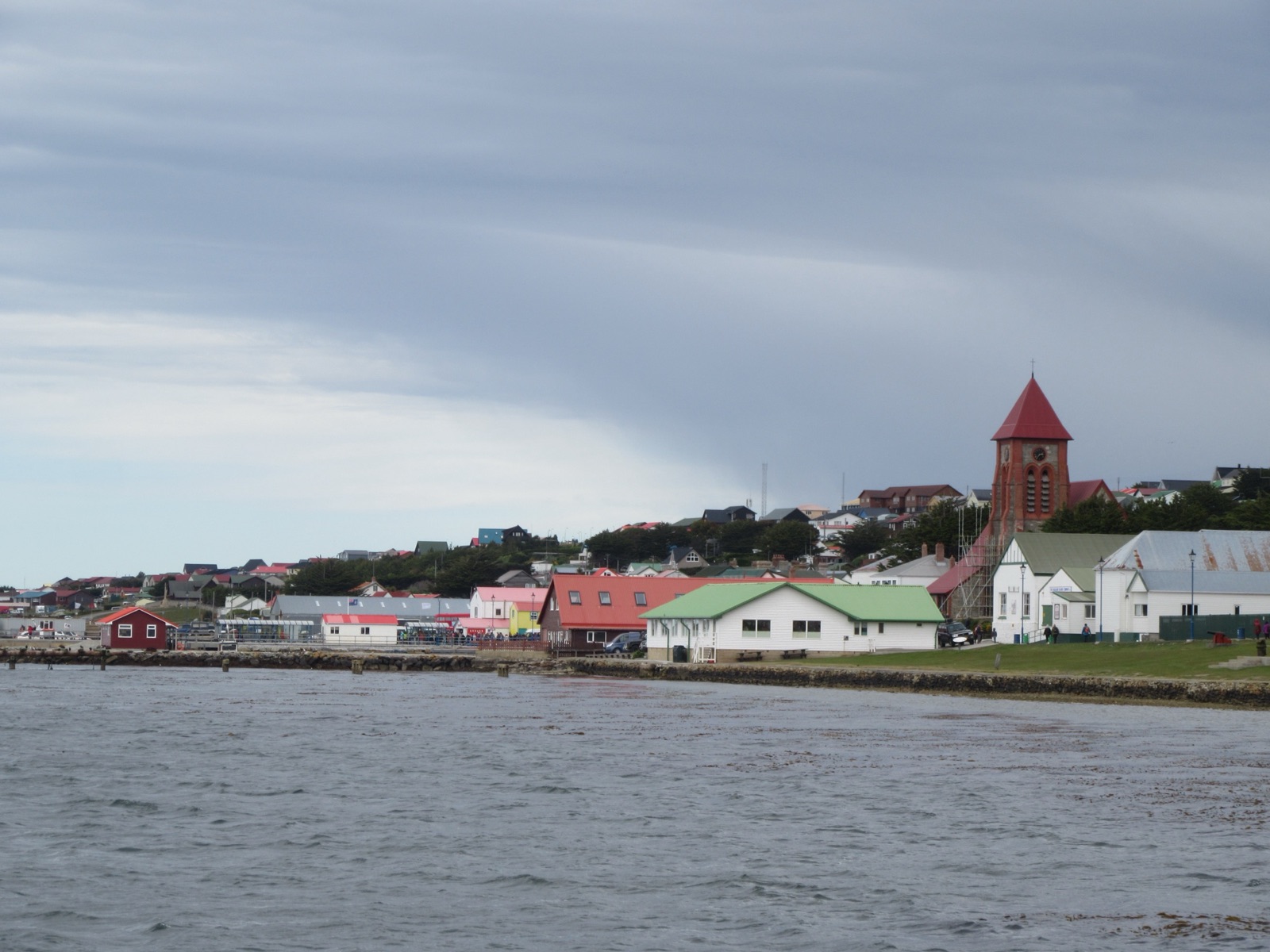 Vista de Puerto Argentino/Stanley, la capital del archipiélago, con la catedral de Christ Church a la derecha.